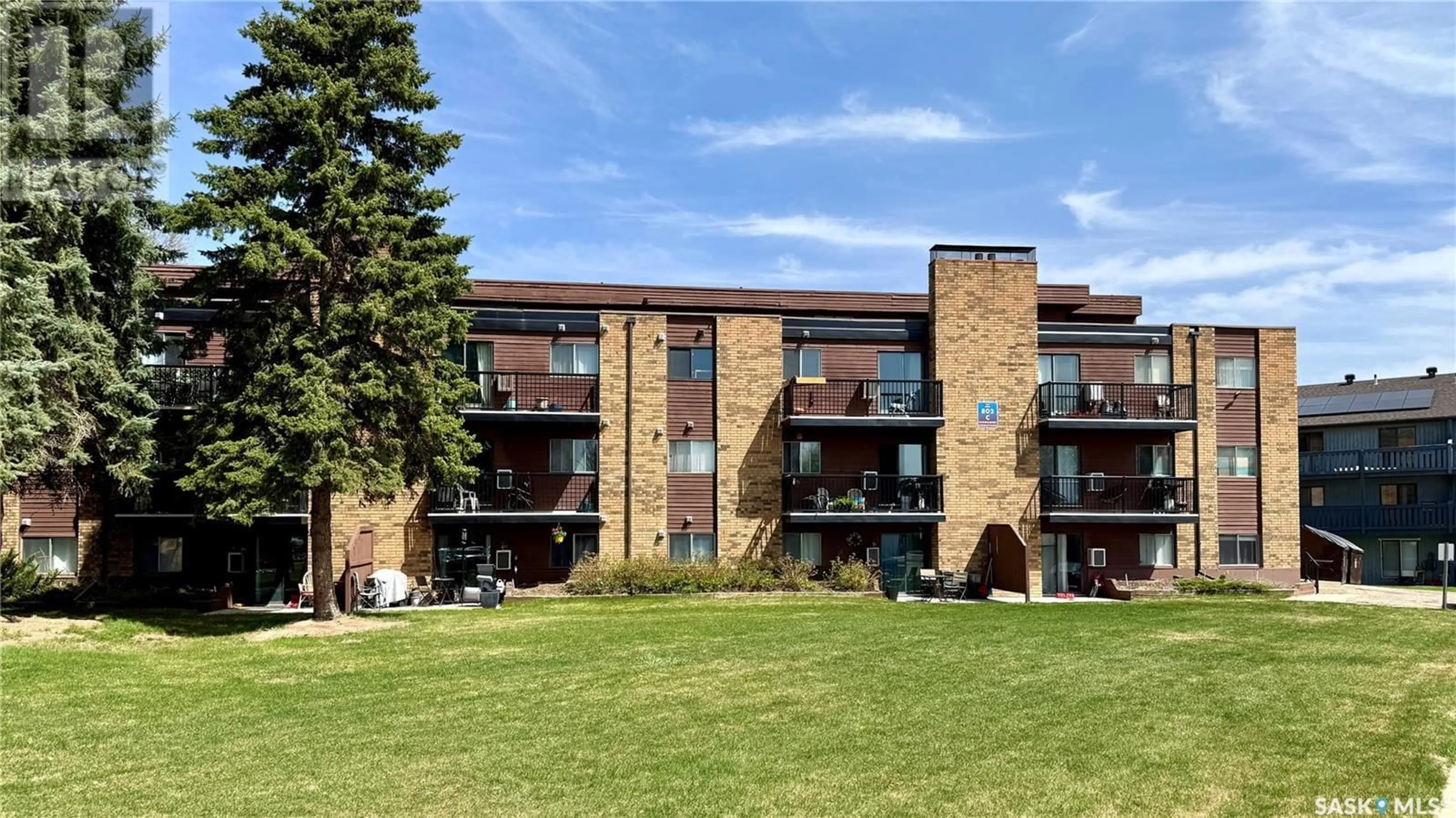 A pic from outside/outdoor area/front of a property/back of a property/a pic from drone, building for 802C - 307 KINGSMERE BOULEVARD, Saskatoon Saskatchewan S7J4B7