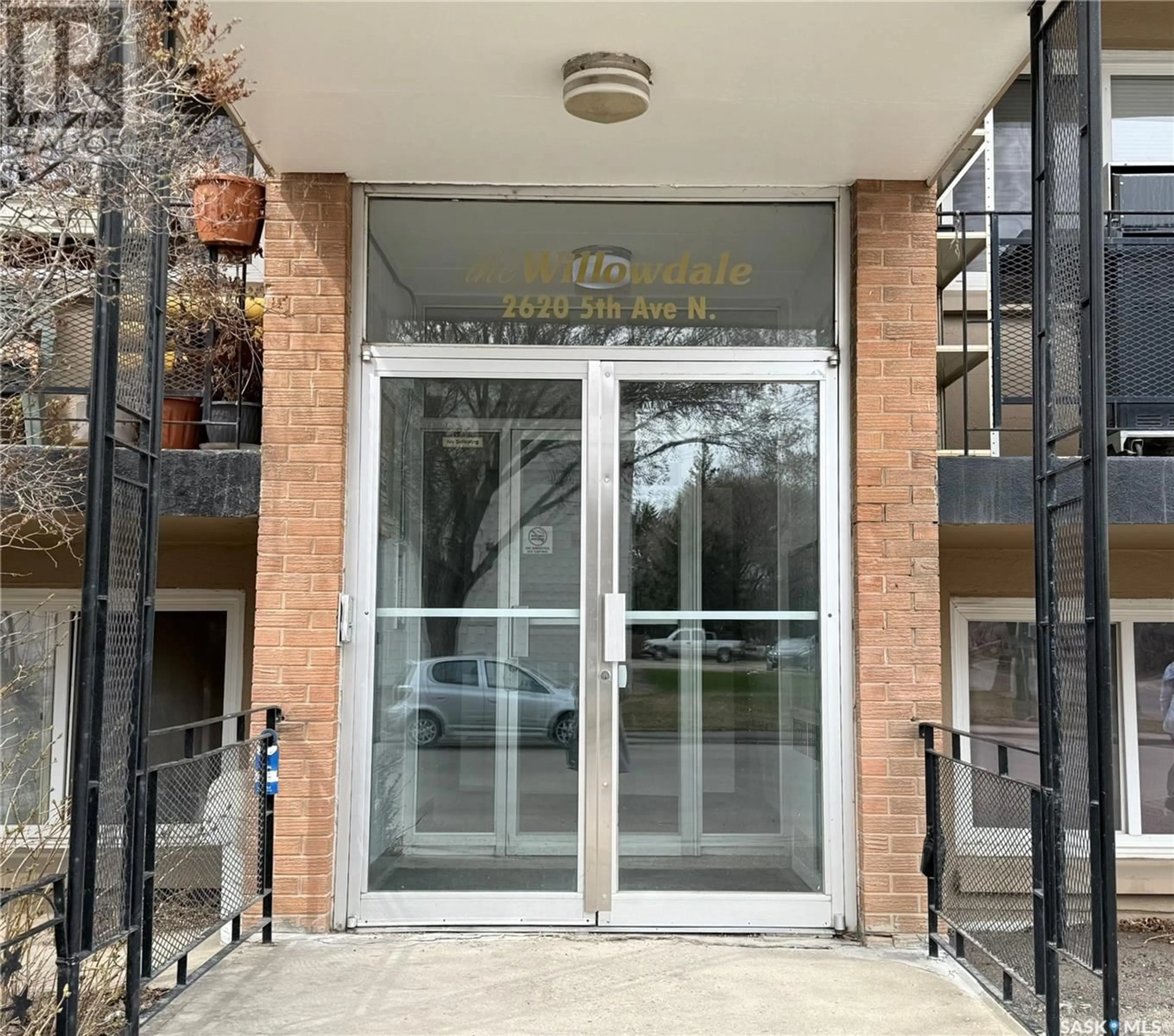 Indoor foyer for 2620 5TH AVENUE, Regina Saskatchewan S4R5E5