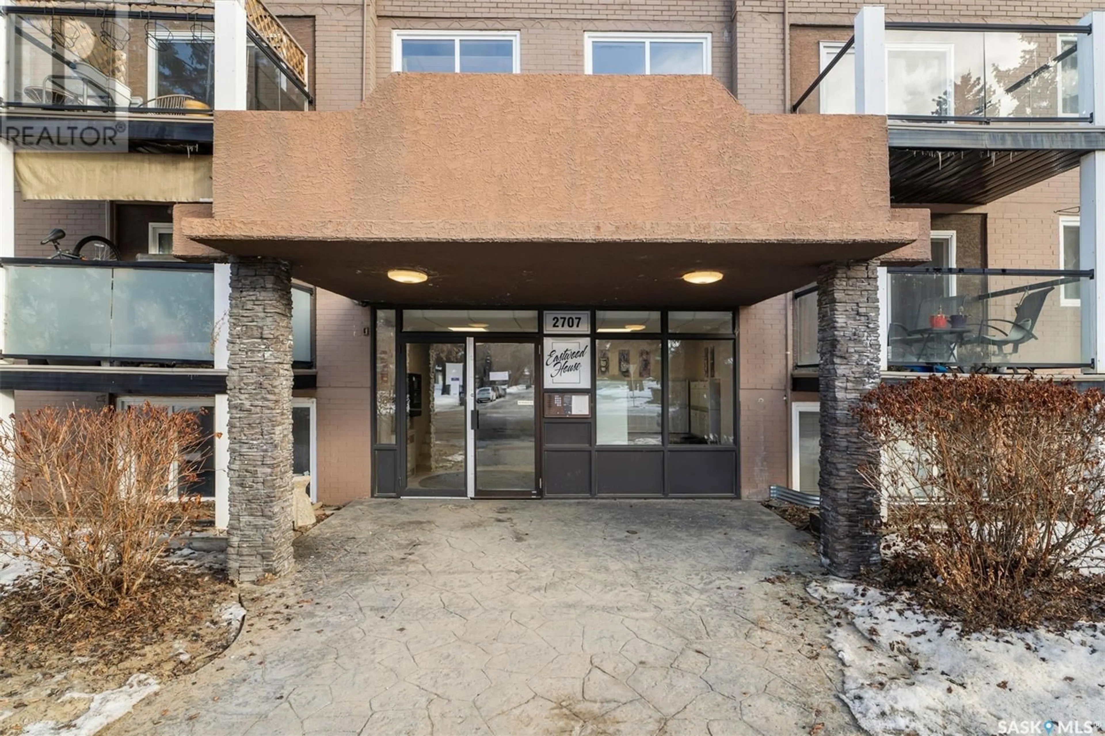 Indoor foyer for 27 - 2707 7TH STREET, Saskatoon Saskatchewan S7H1A7