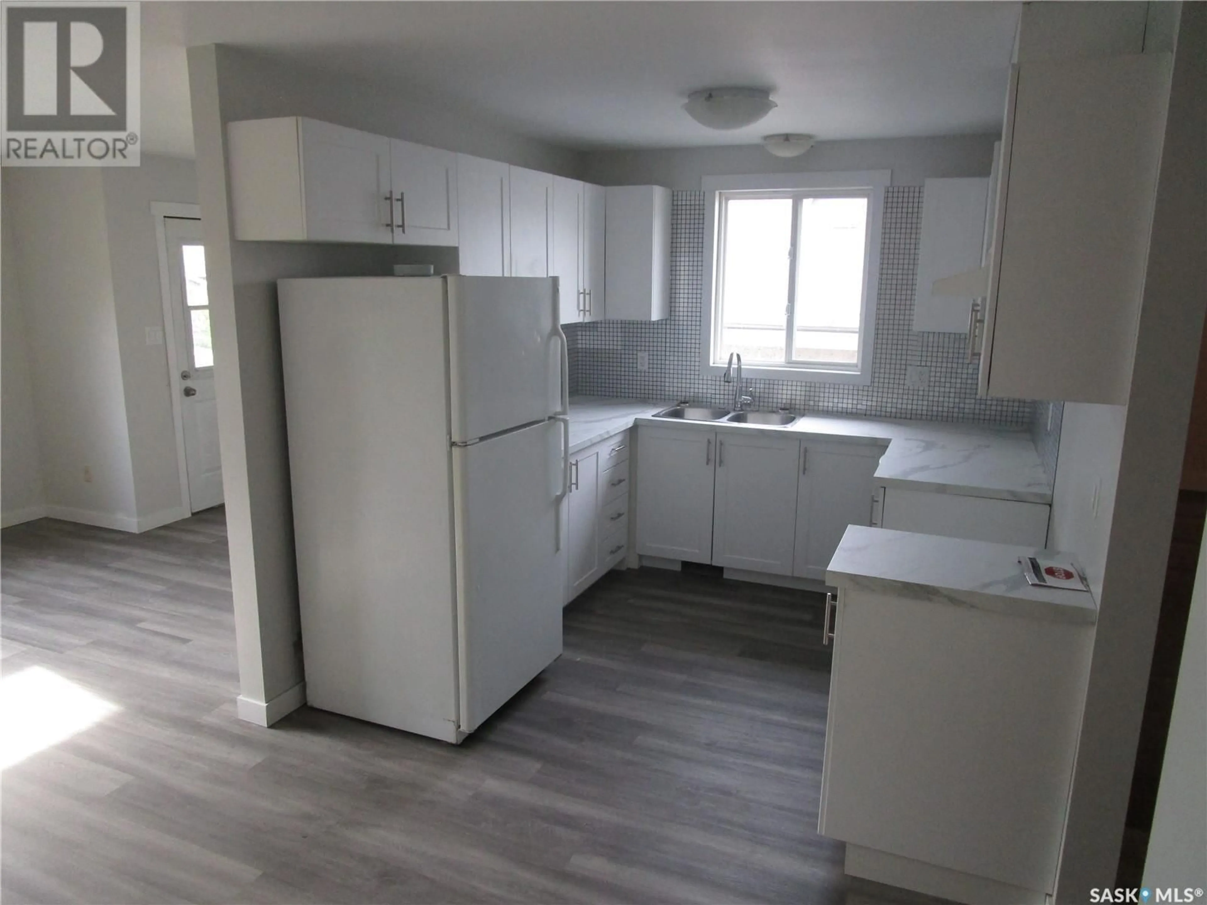 Standard kitchen, wood/laminate floor for 916 RAE STREET, Regina Saskatchewan S4T2B4