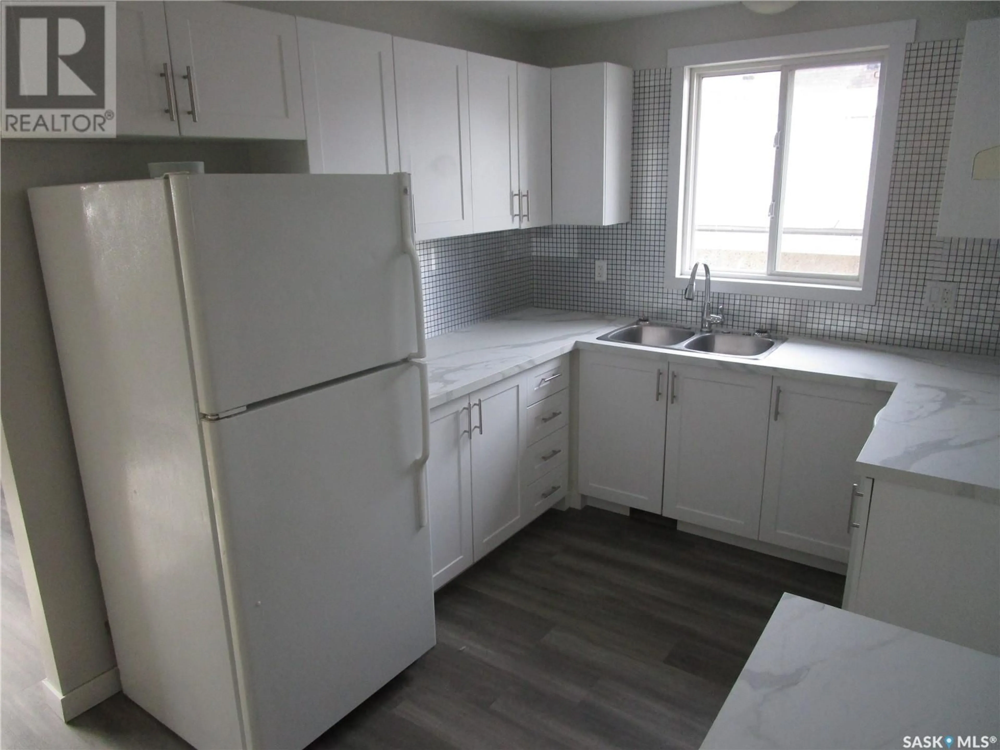 Standard kitchen, unknown for 916 RAE STREET, Regina Saskatchewan S4T2B4