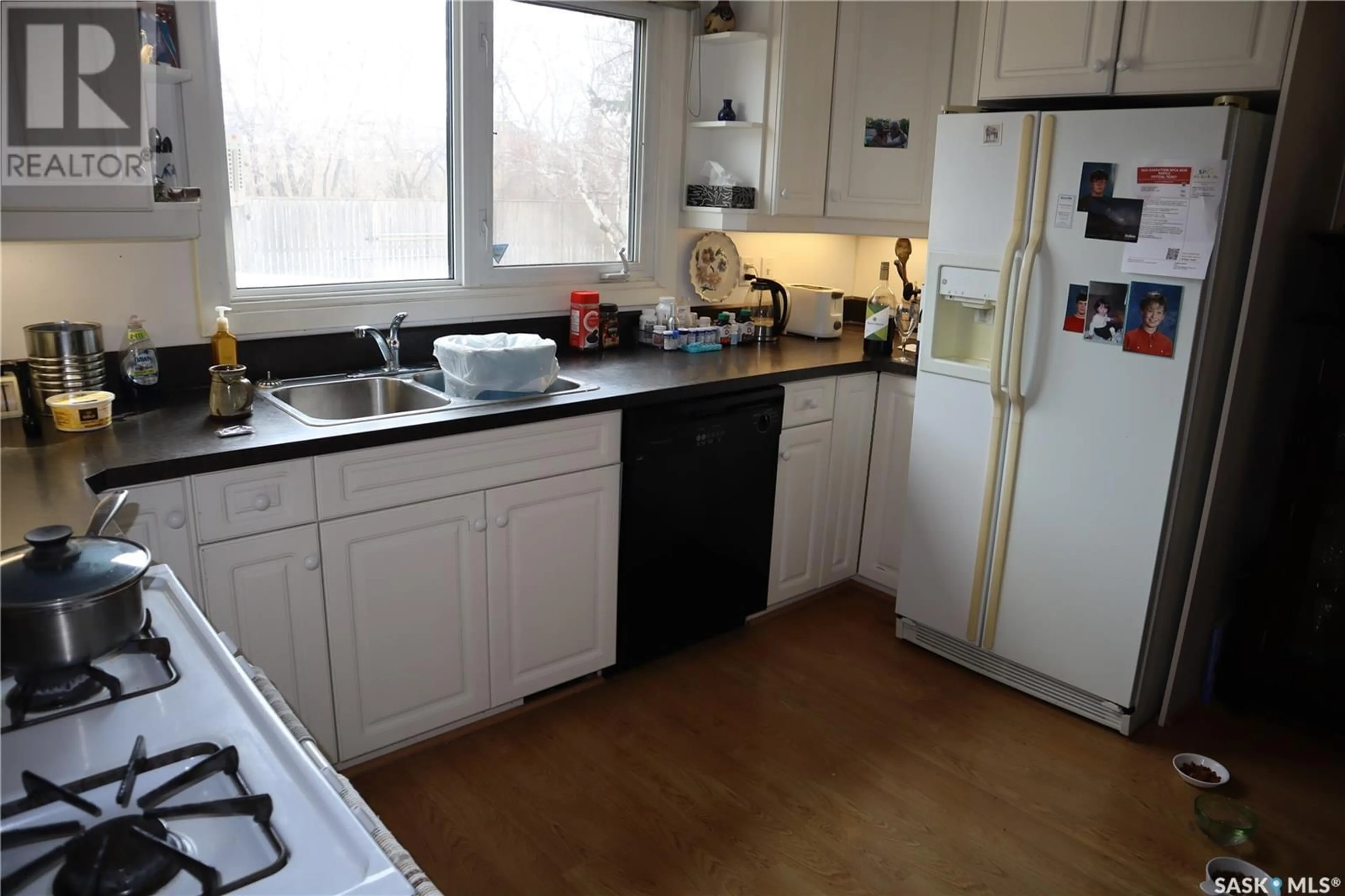 Standard kitchen, unknown for 66 RIEL CRESCENT, Saskatoon Saskatchewan S7J2W6