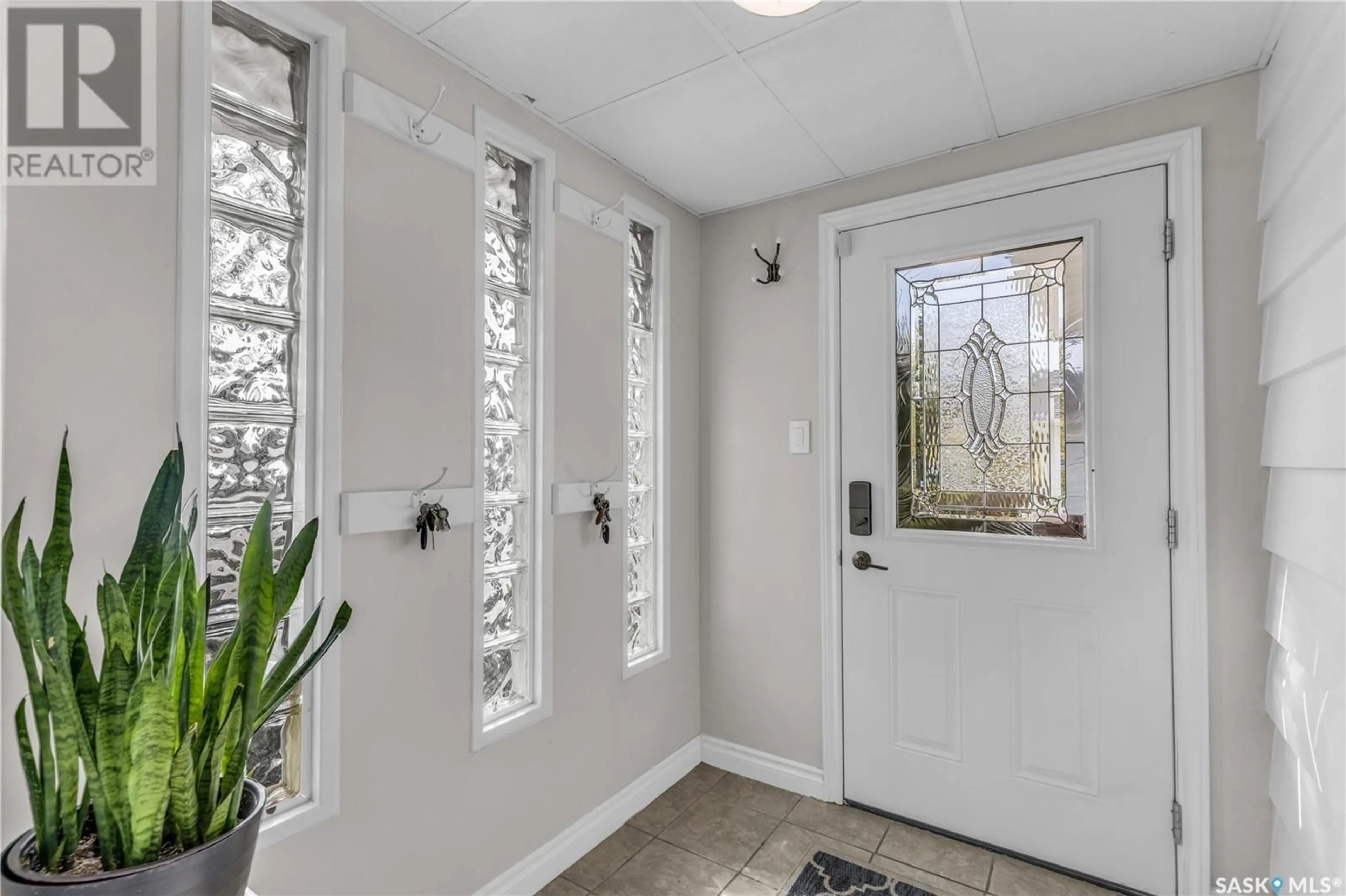 Indoor entryway for 2110 CAIRNS AVENUE, Saskatoon Saskatchewan S7J1T6