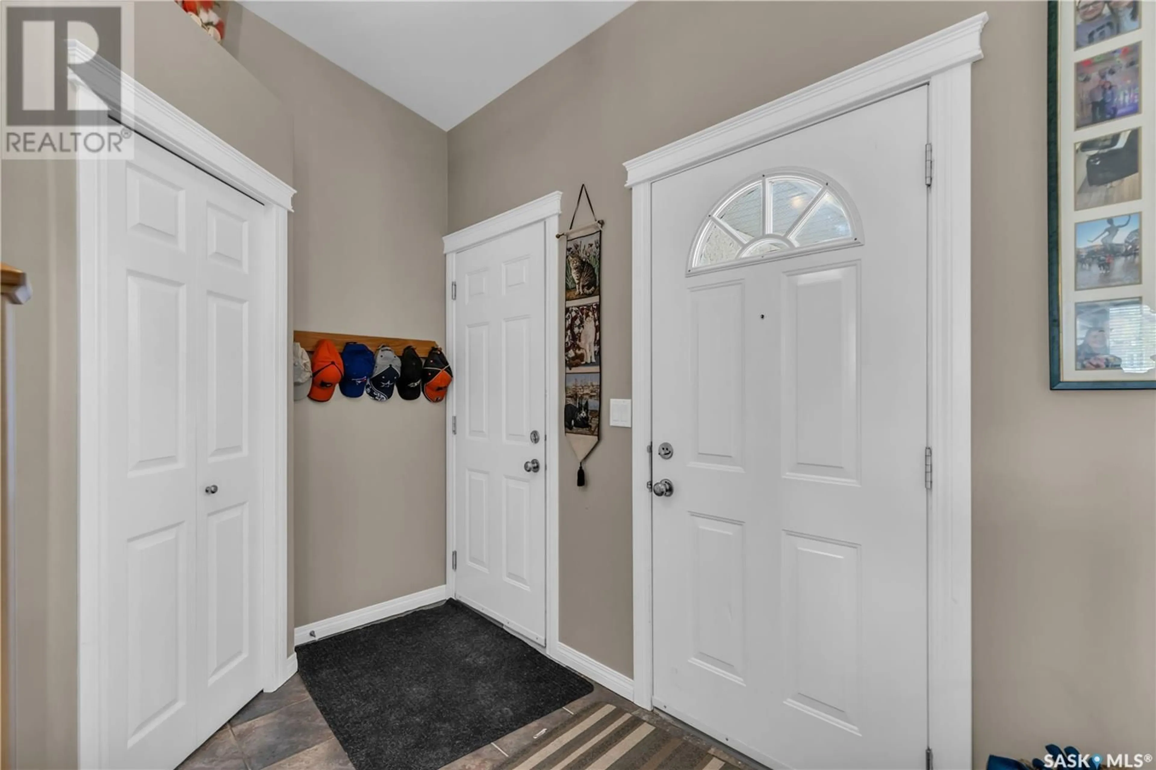 Indoor entryway for 106 KUTZ CRESCENT, Saskatoon Saskatchewan S7N4S5