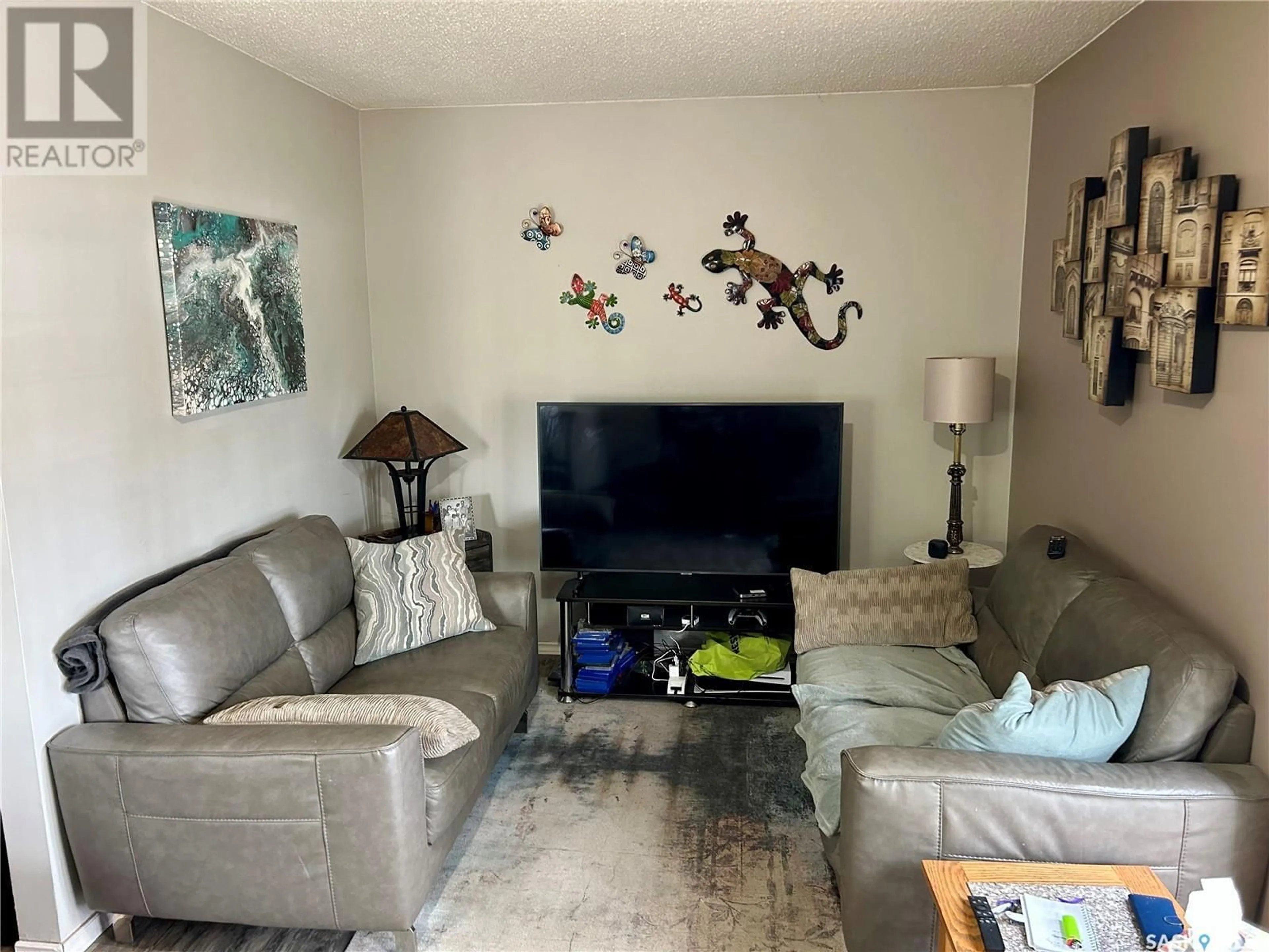 Living room with furniture, unknown for 1415 B AVENUE, Saskatoon Saskatchewan S7L1G7