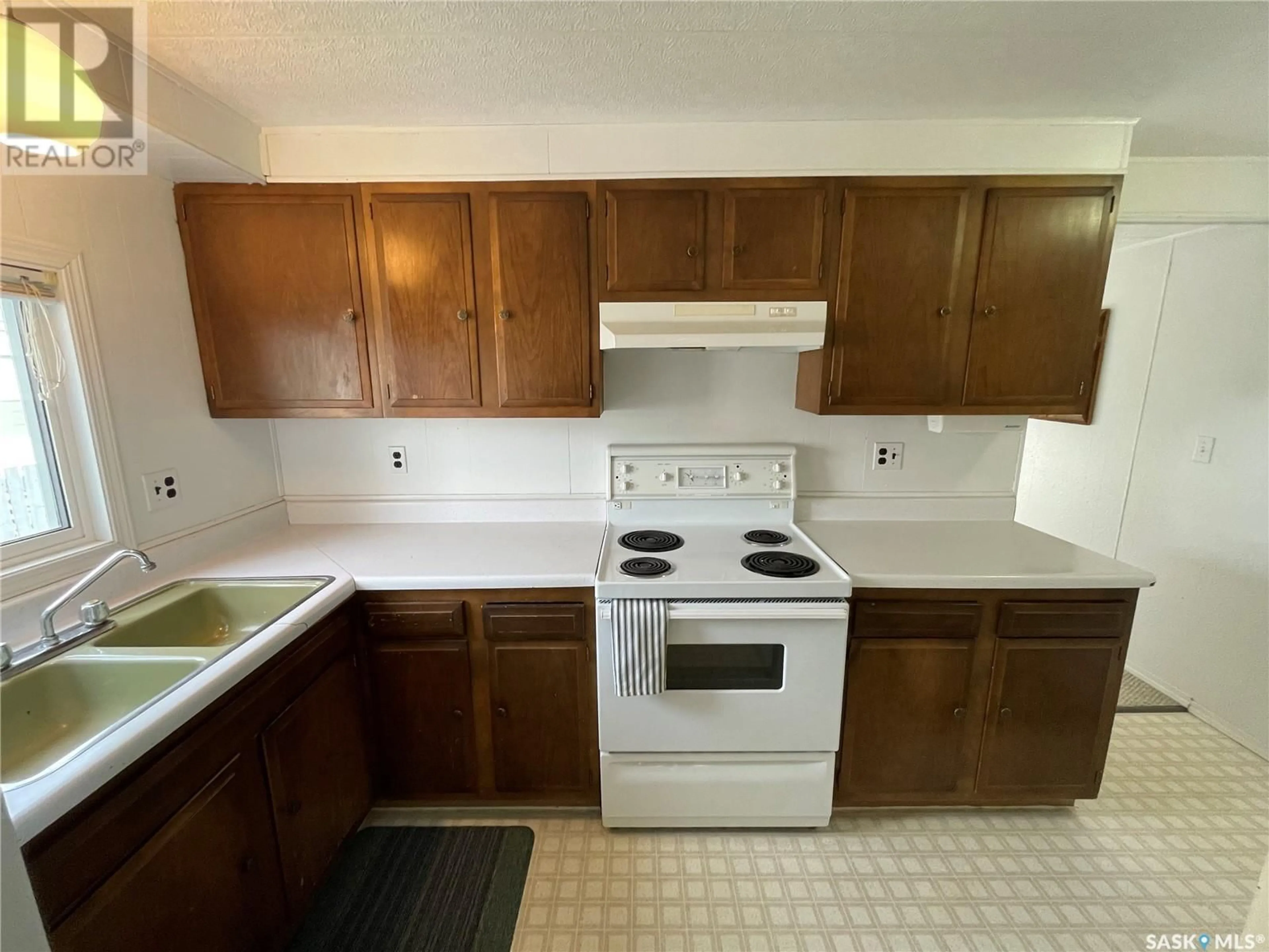 Standard kitchen, unknown for 614 2ND STREET, Meadow Lake Saskatchewan S9X1H7