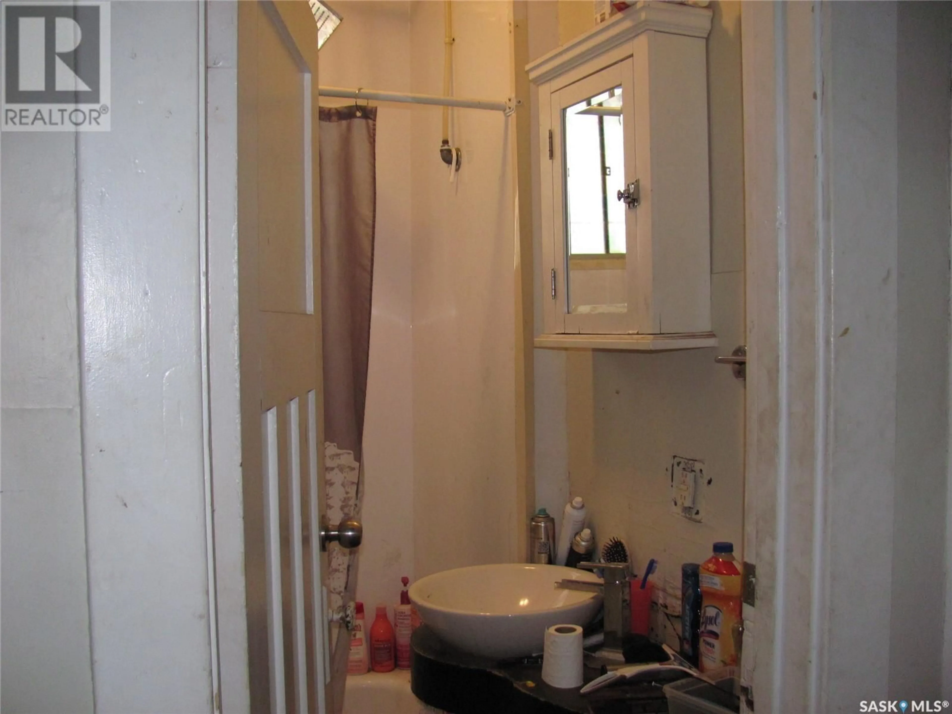 Standard bathroom, floor is not visible for 710 WALMER ROAD, Saskatoon Saskatchewan S7L0E4