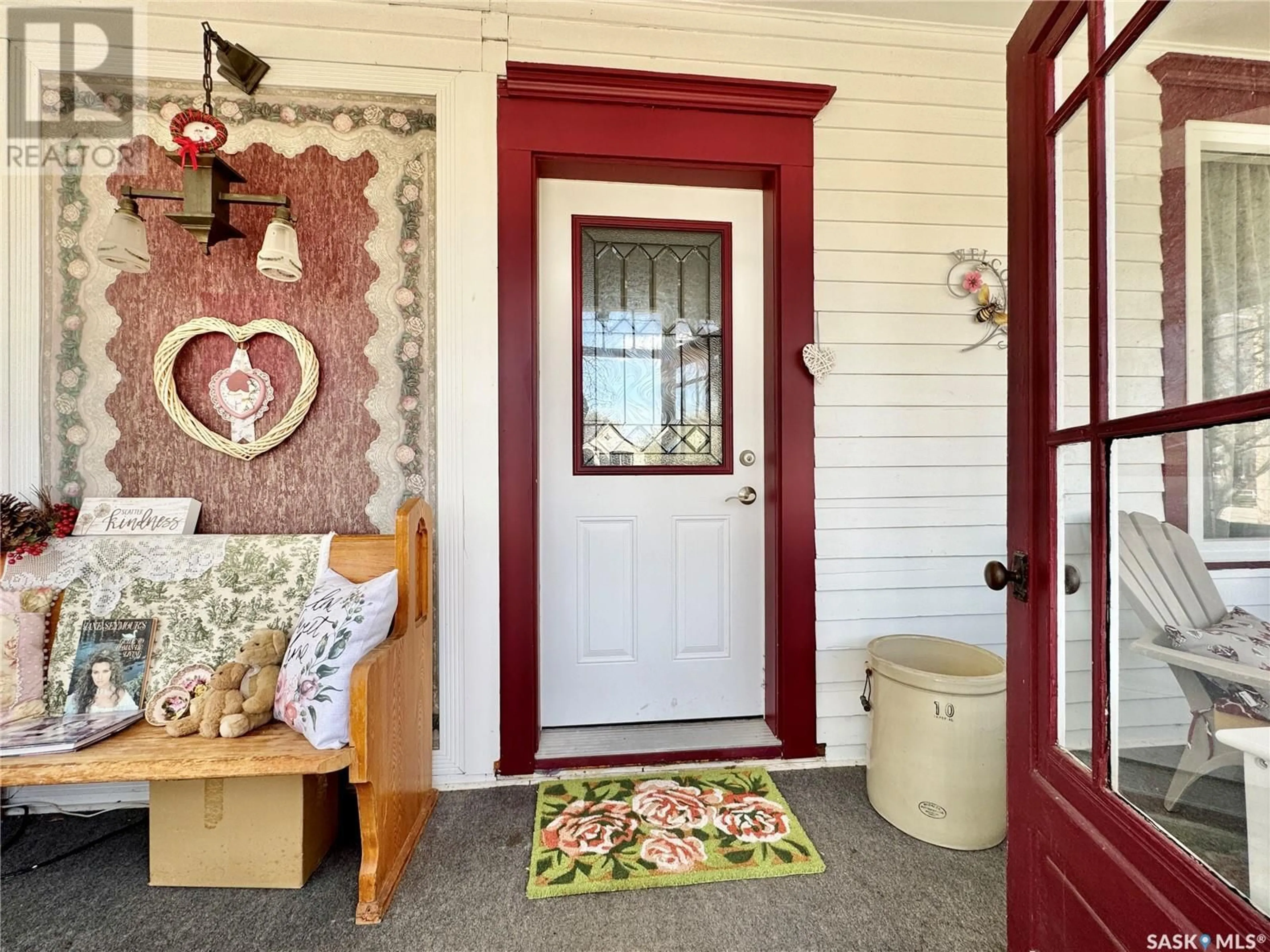 Indoor entryway for 102 THIRD AVENUE, Yorkton Saskatchewan S3N1C3