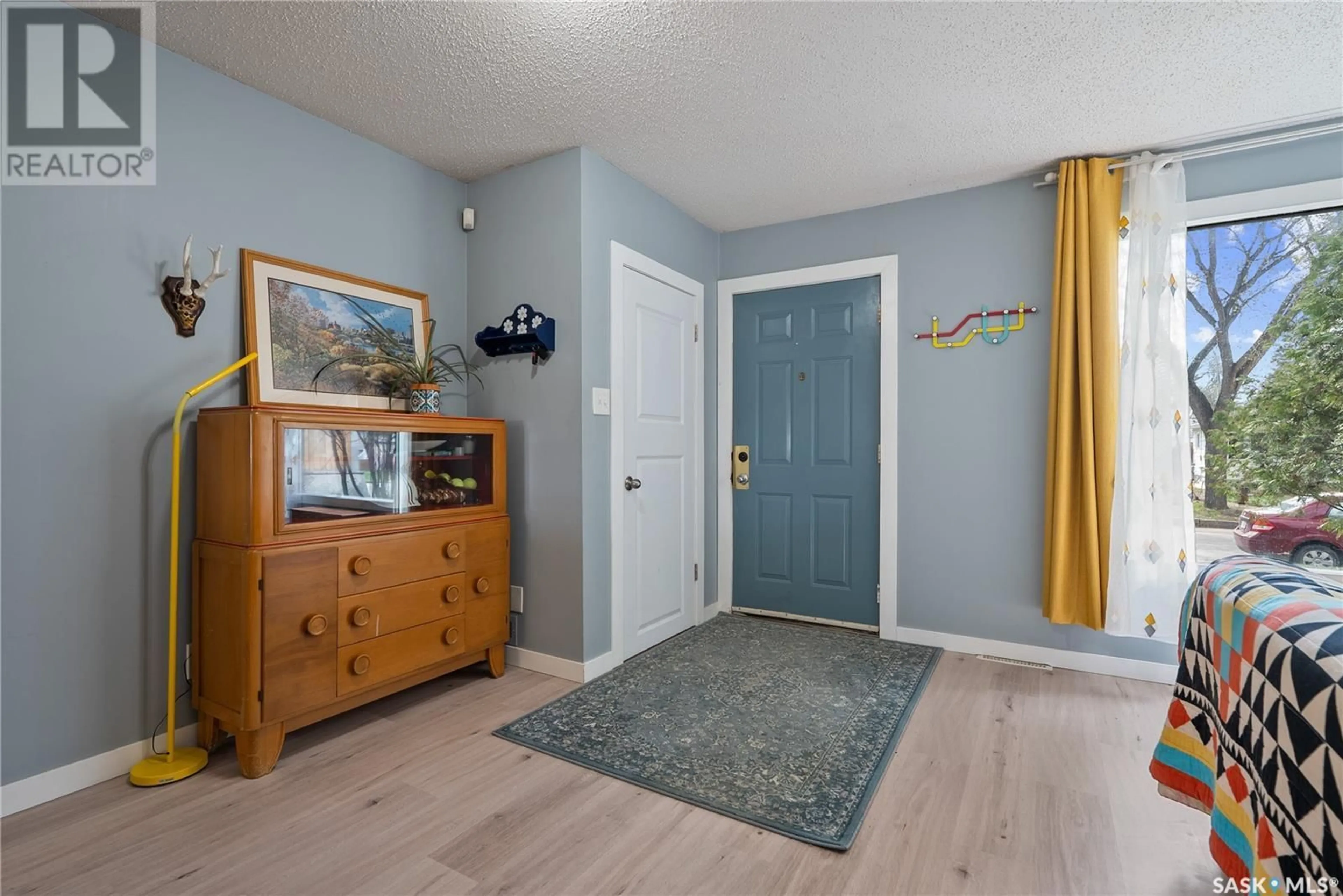 Indoor entryway for 720 I AVENUE, Saskatoon Saskatchewan S7M1Y9