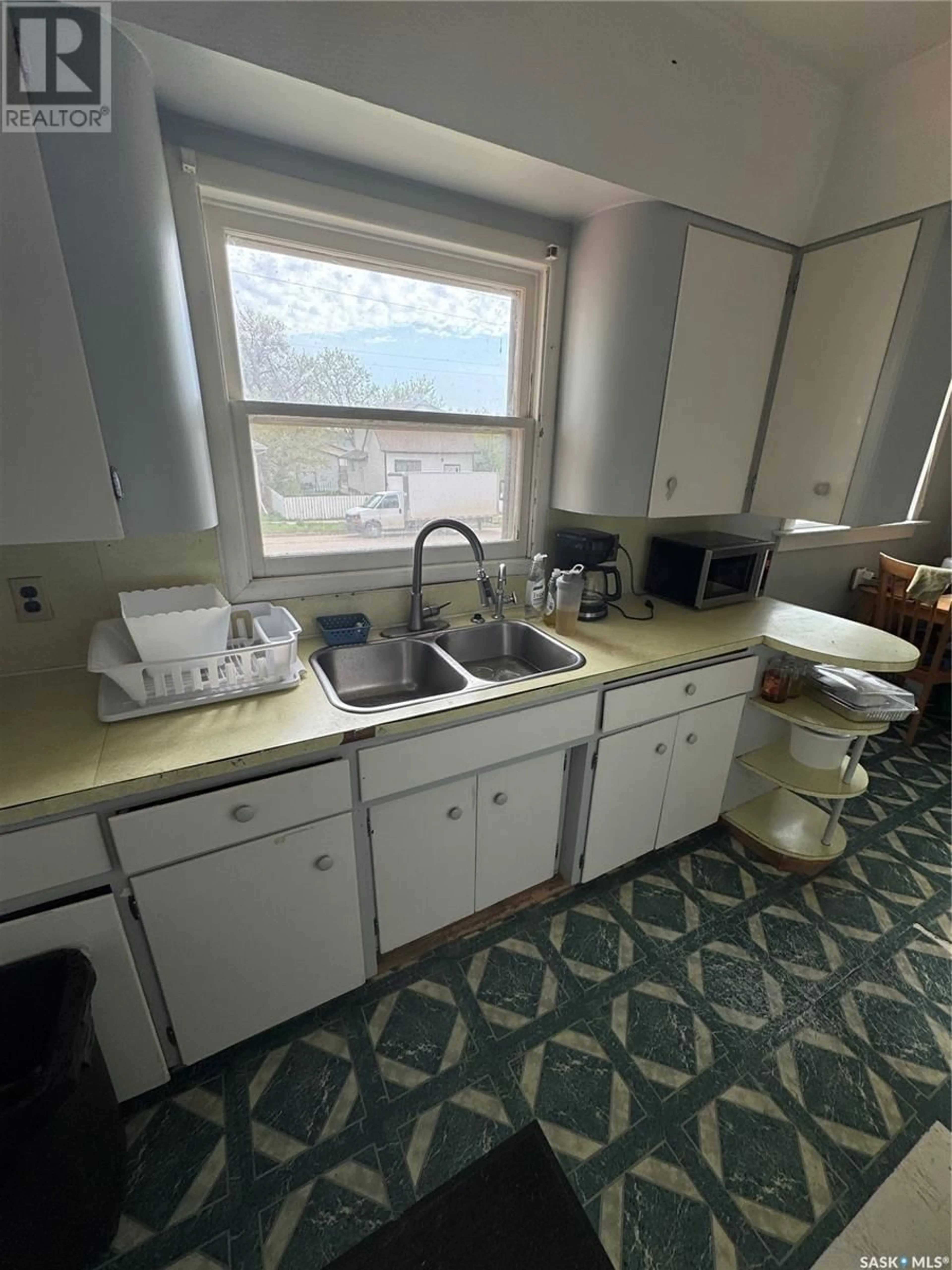 Standard kitchen, ceramic/tile floor for 946 ATHABASCA STREET E, Moose Jaw Saskatchewan S6H0M9