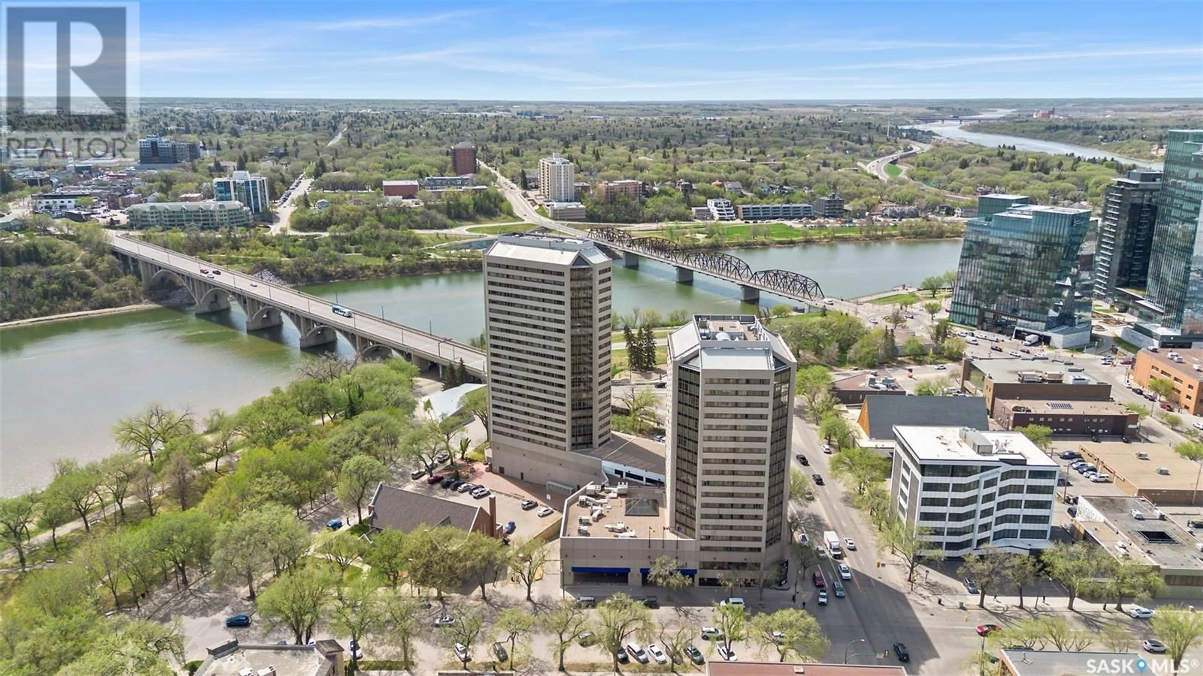 A pic from outside/outdoor area/front of a property/back of a property/a pic from drone, water/lake/river/ocean view for 424 - 2050 SPADINA CRESCENT, Saskatoon Saskatchewan S7K6X7
