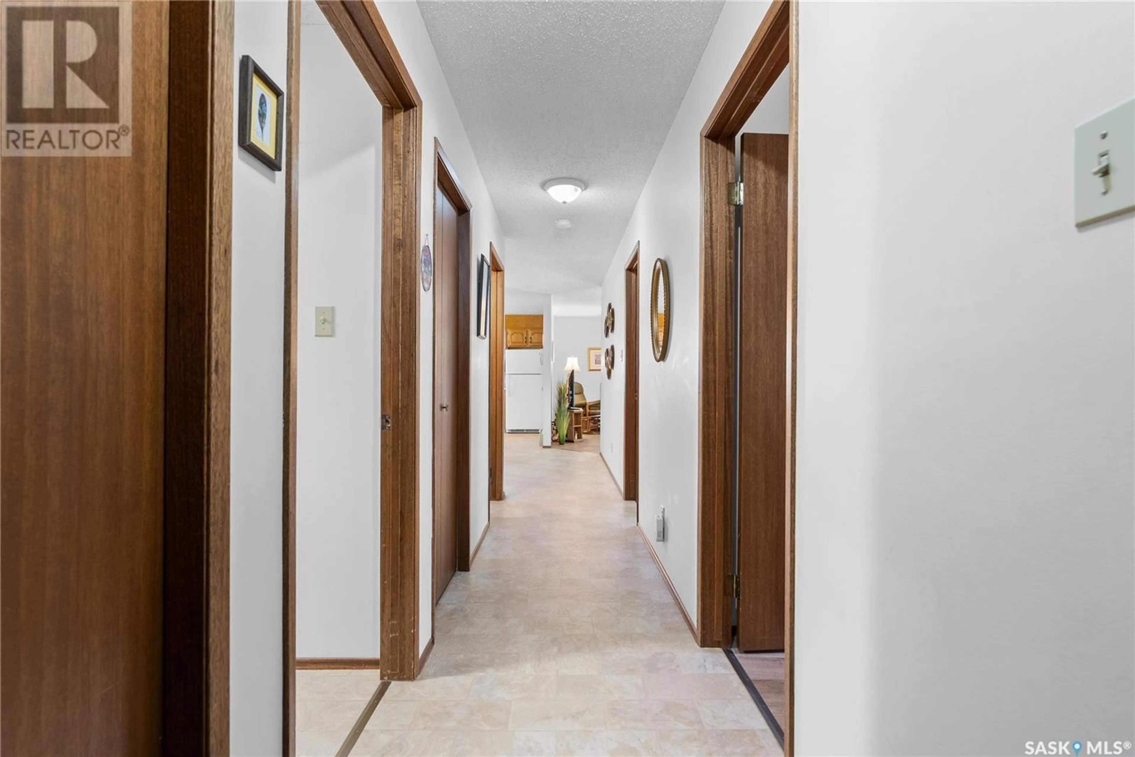 Indoor foyer for E - 104 718 9TH STREET, Saskatoon Saskatchewan S7H0M7