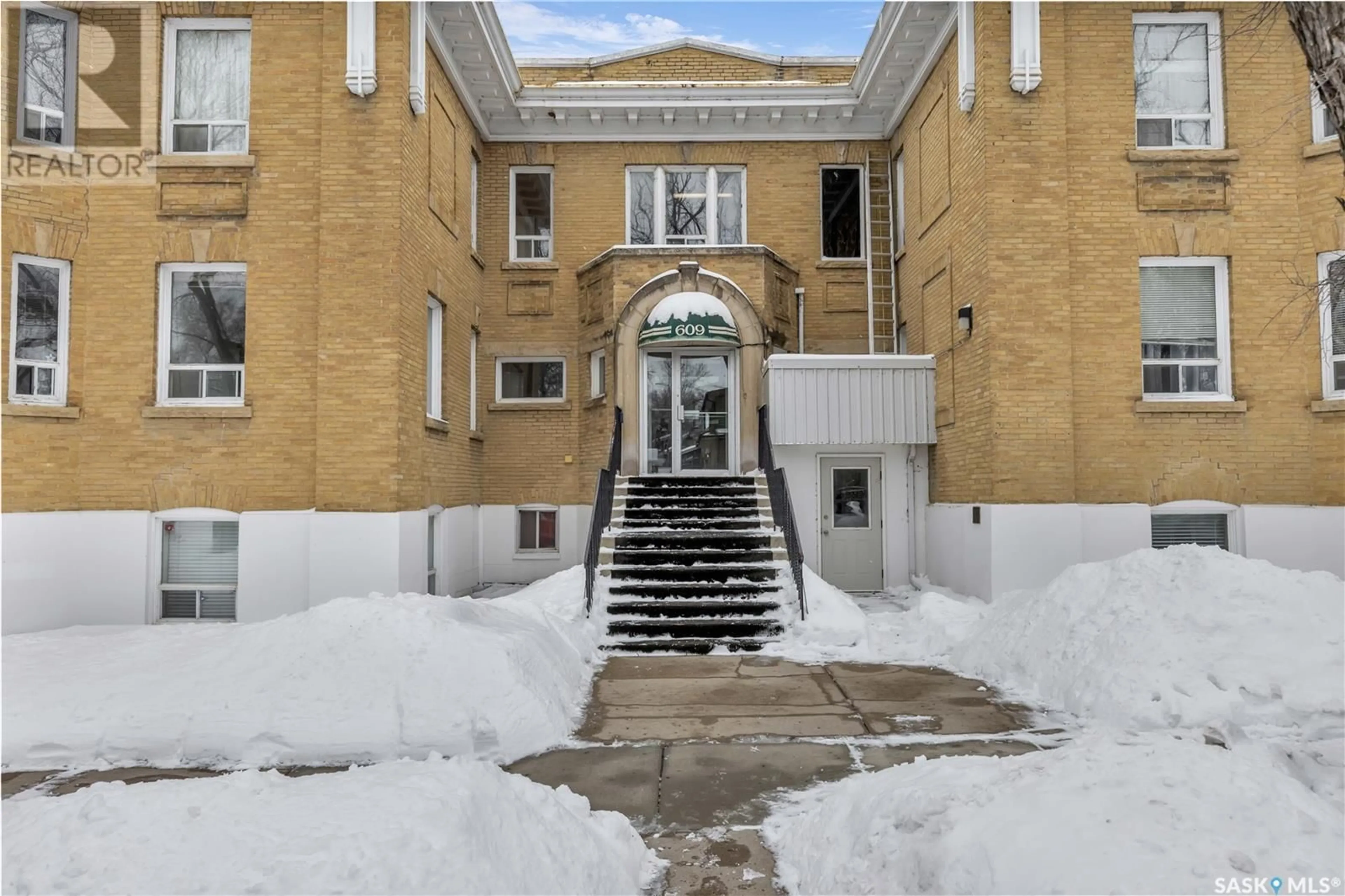 Indoor foyer for 101 609 KING STREET, Saskatoon Saskatchewan S7K0N4