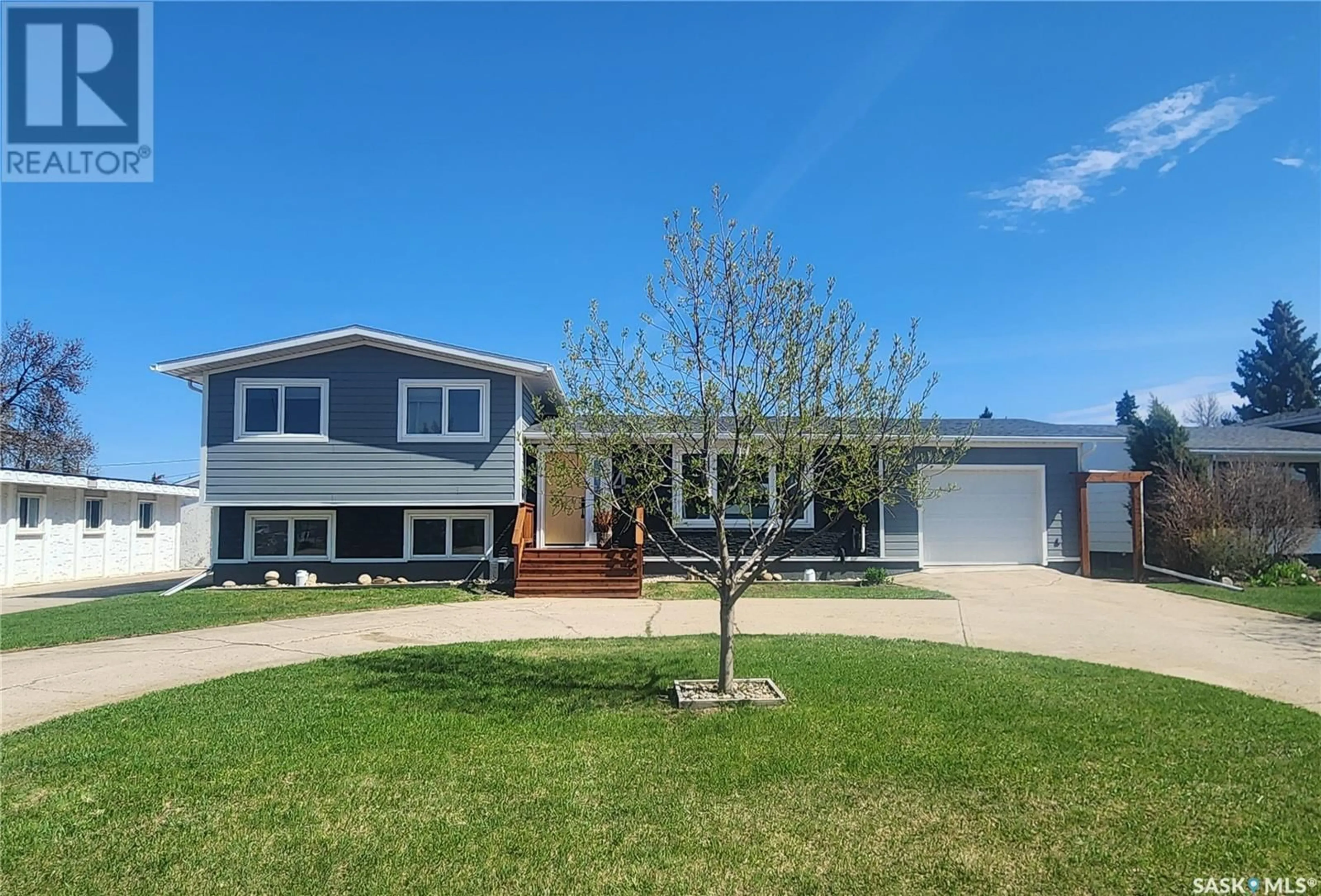 Home with vinyl exterior material, street for 4 GARVIN BAY, Melville Saskatchewan S0A2P0
