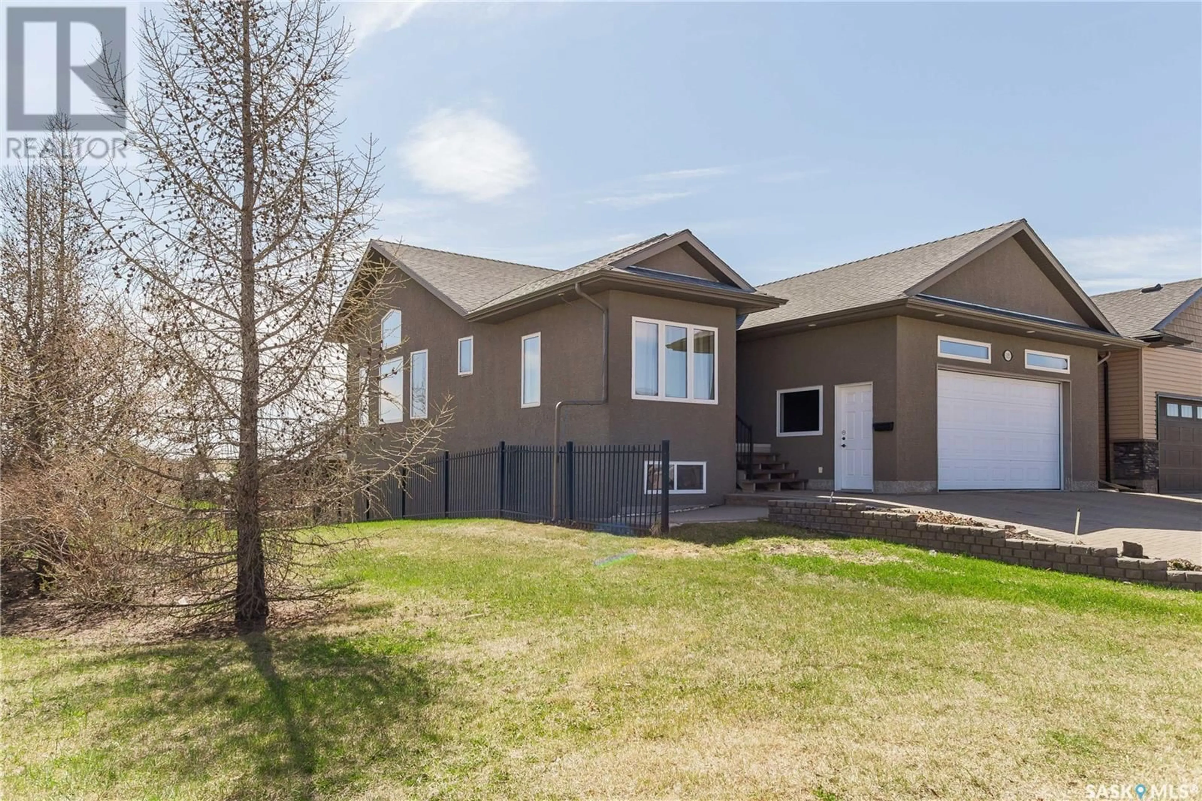 Home with vinyl exterior material, street for 115 WEST HAMPTON BOULEVARD, Saskatoon Saskatchewan S7R0B7