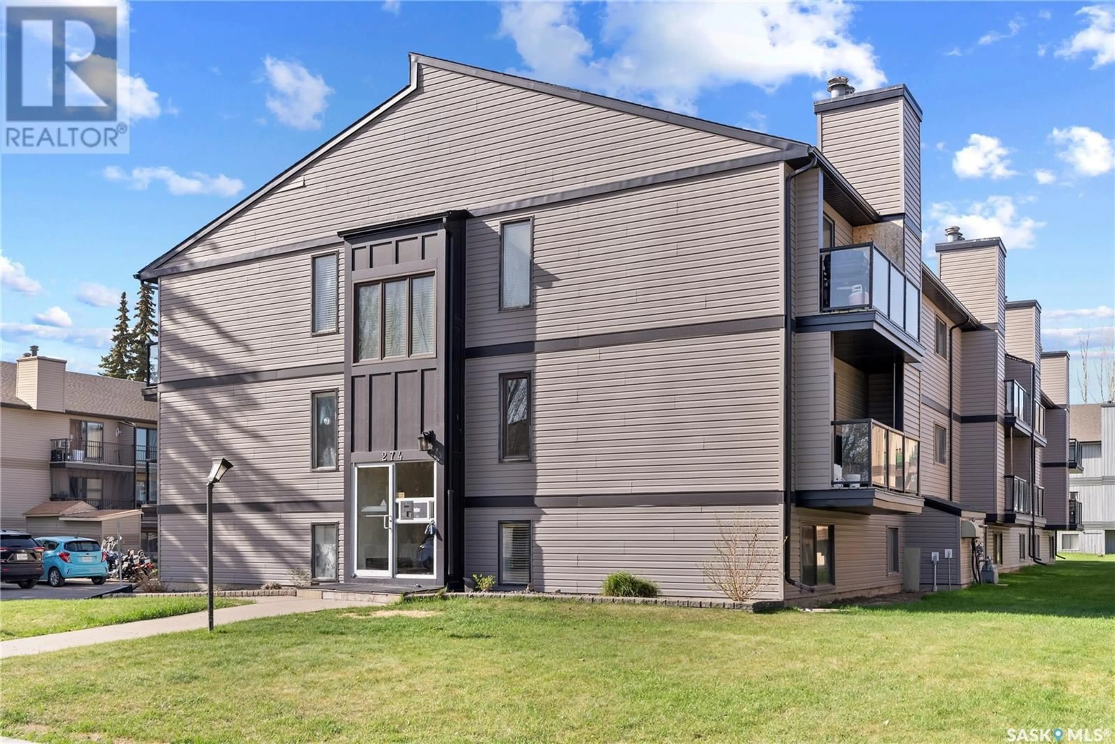 Home with vinyl exterior material, building for 18 274 PINEHOUSE DRIVE, Saskatoon Saskatchewan S7K4W9