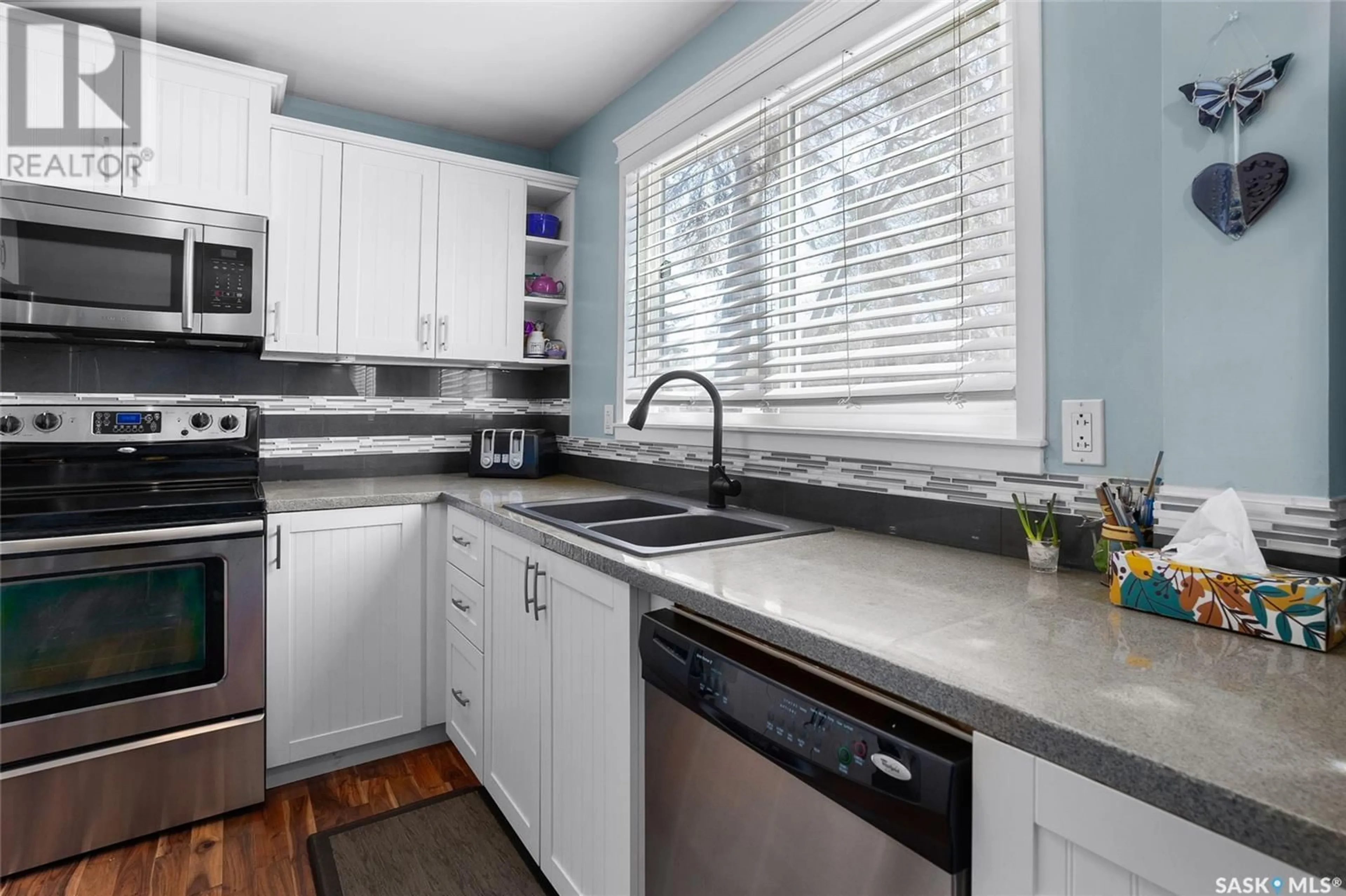 Standard kitchen, unknown for 90 ROSS CRESCENT, Saskatoon Saskatchewan S7L4B3