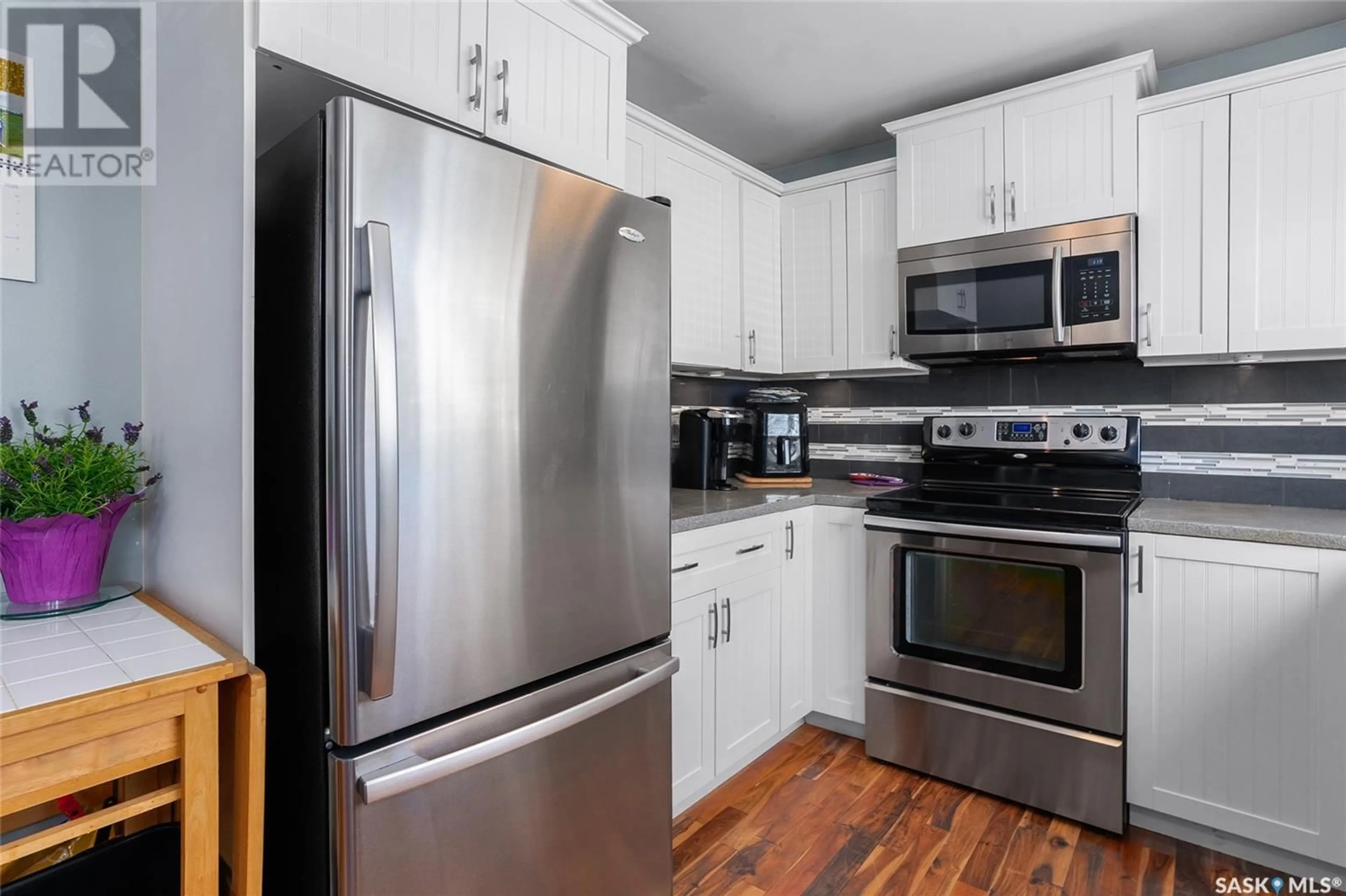 Standard kitchen, wood/laminate floor for 90 ROSS CRESCENT, Saskatoon Saskatchewan S7L4B3