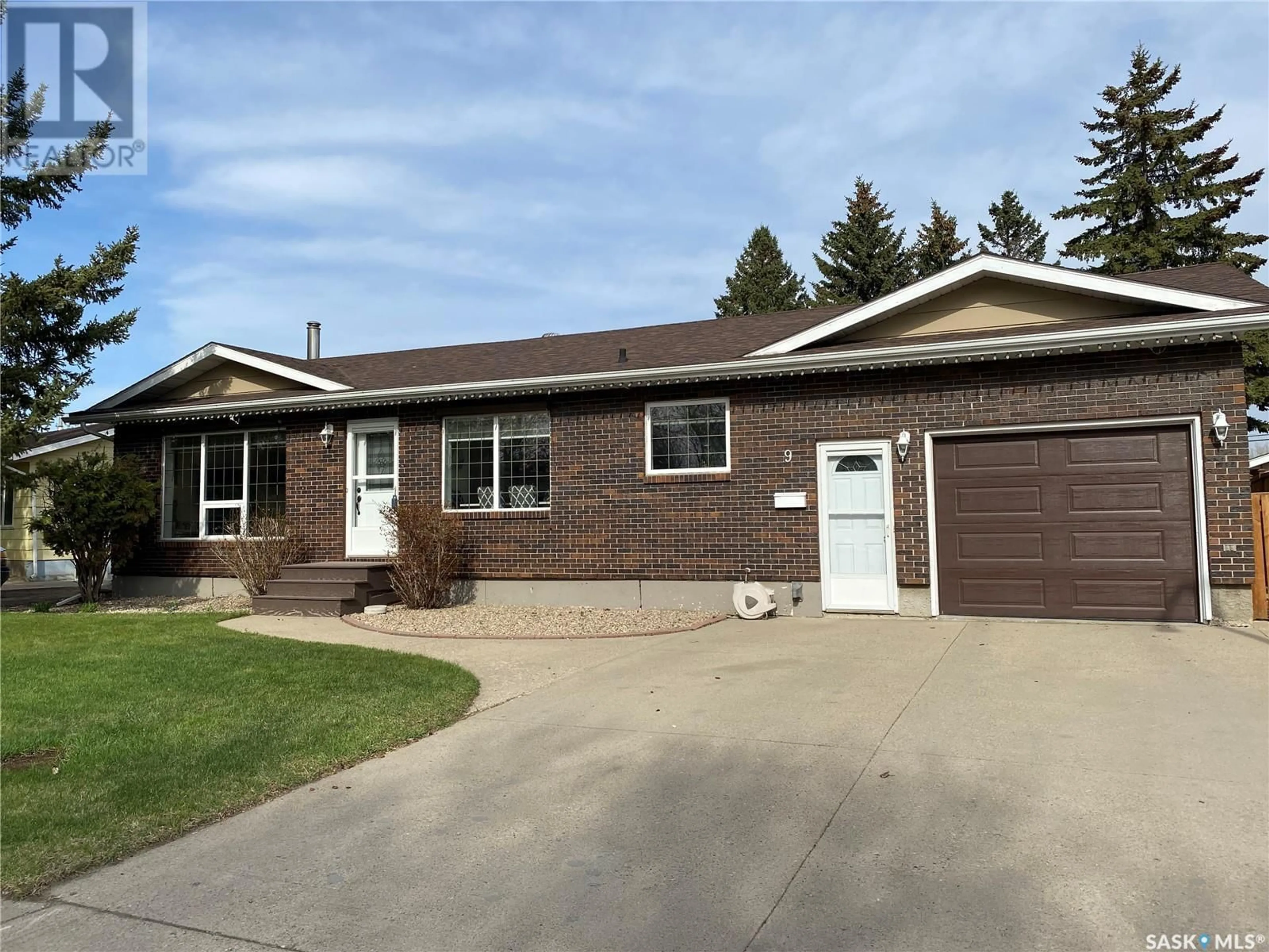 Home with vinyl exterior material, street for 9 CARDINAL BAY, Yorkton Saskatchewan S3N3E4