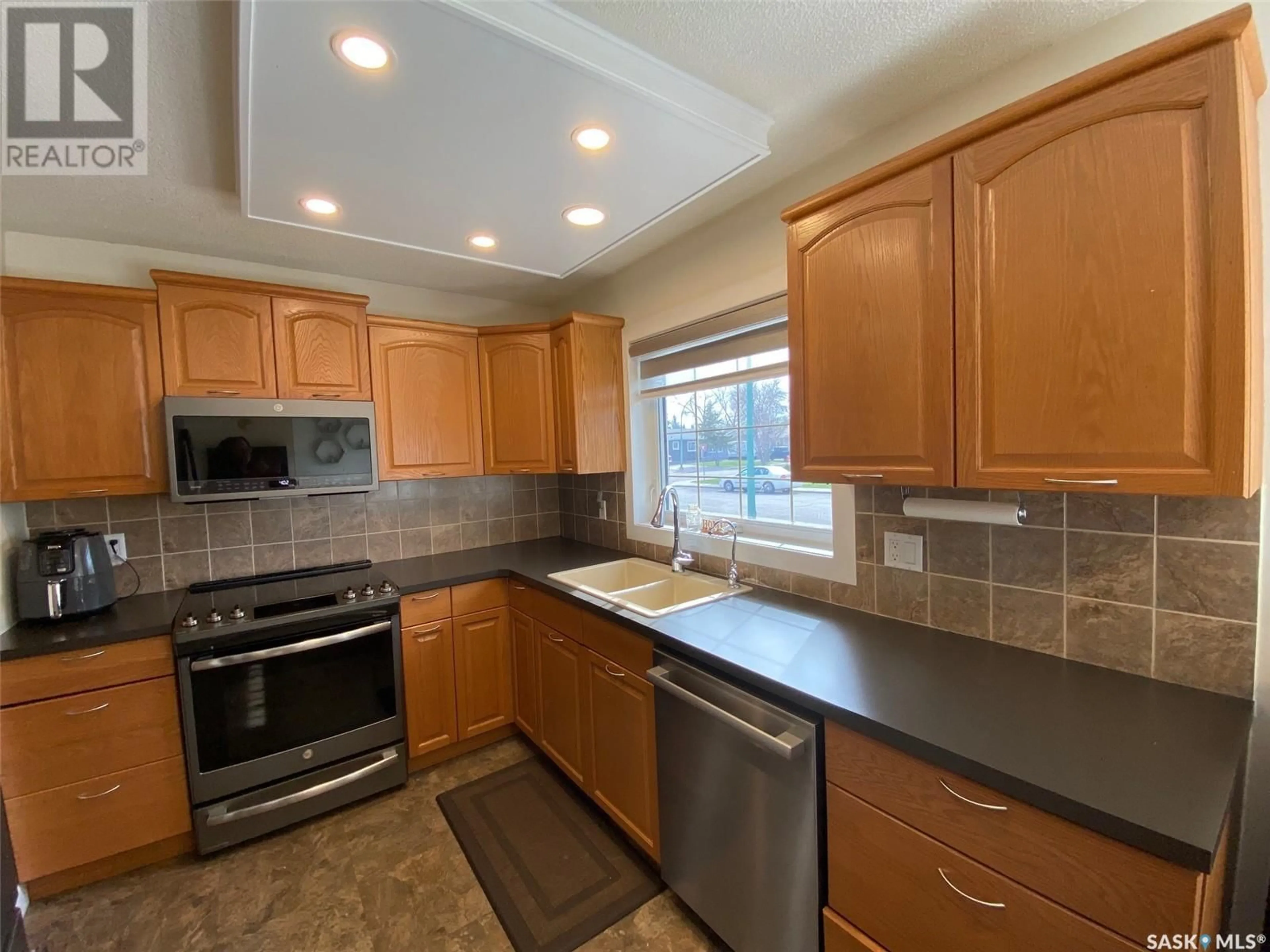 Standard kitchen, ceramic/tile floor for 9 CARDINAL BAY, Yorkton Saskatchewan S3N3E4