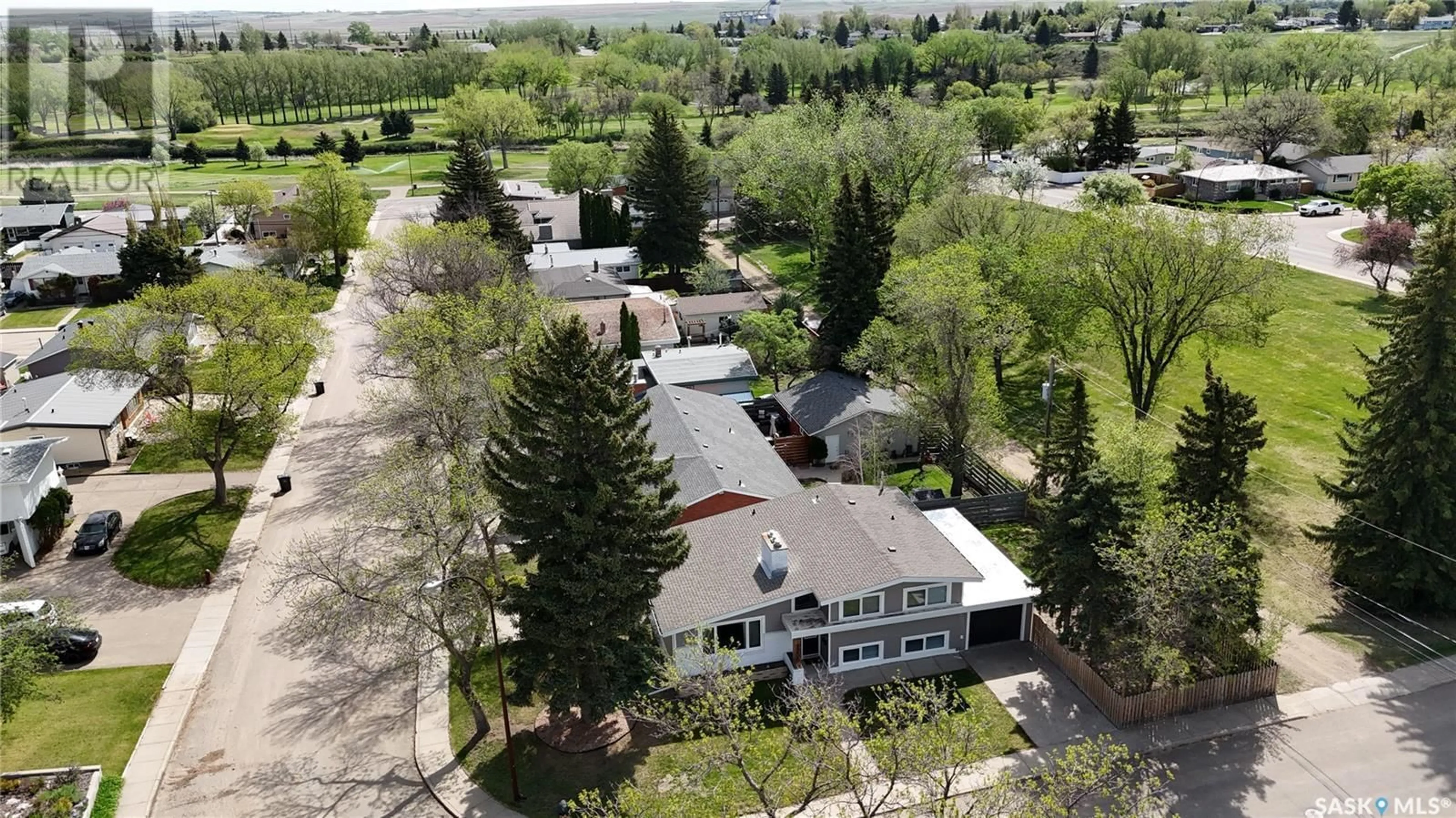 A pic from outside/outdoor area/front of a property/back of a property/a pic from drone, unknown for 1206 IRWIN DRIVE, Swift Current Saskatchewan S9H1Z7