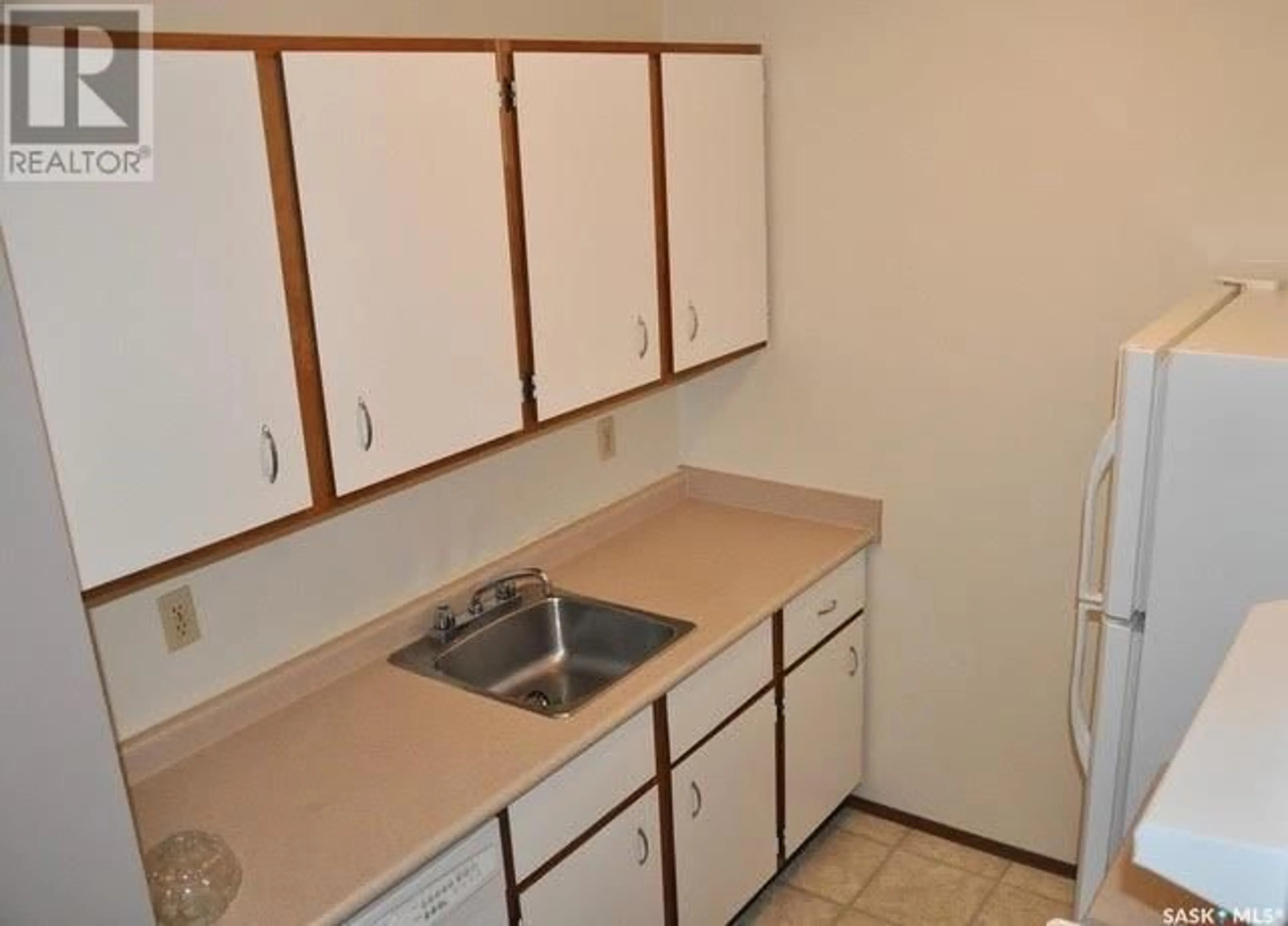 Standard kitchen, unknown for 802B - 303 KINGSMERE BOULEVARD, Saskatoon Saskatchewan S7J4B7