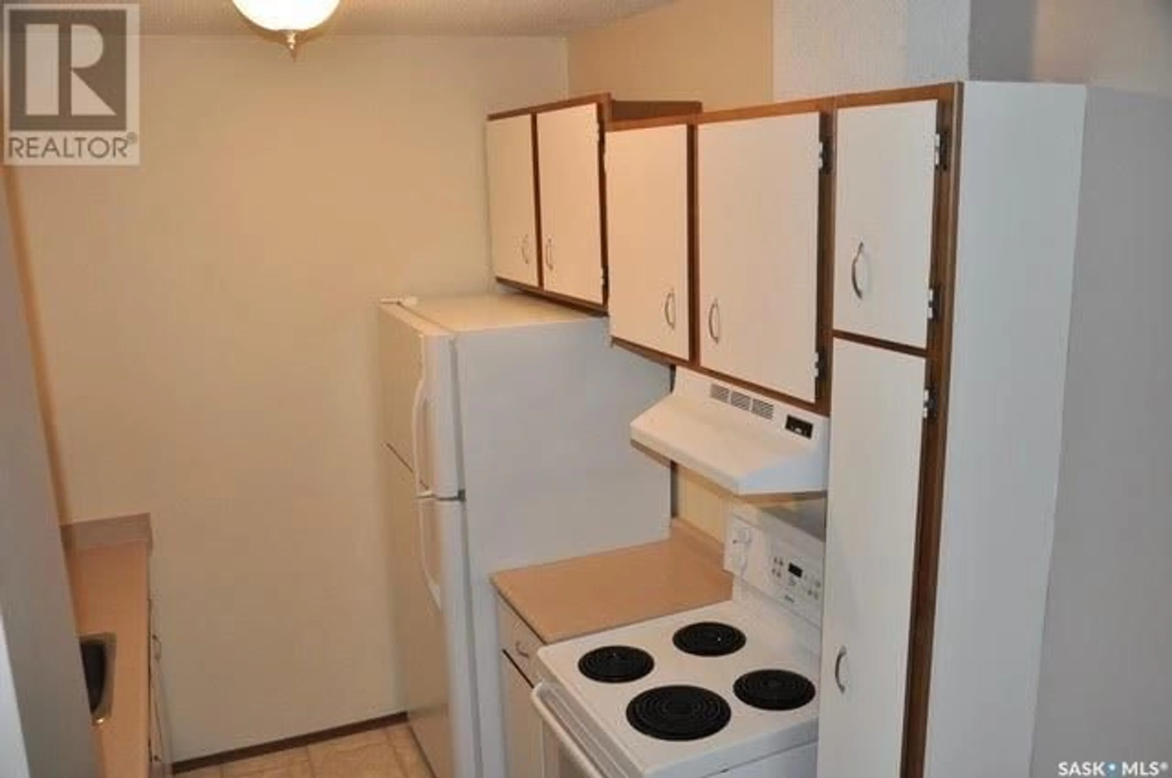 Standard kitchen, unknown for 802B - 303 KINGSMERE BOULEVARD, Saskatoon Saskatchewan S7J4B7