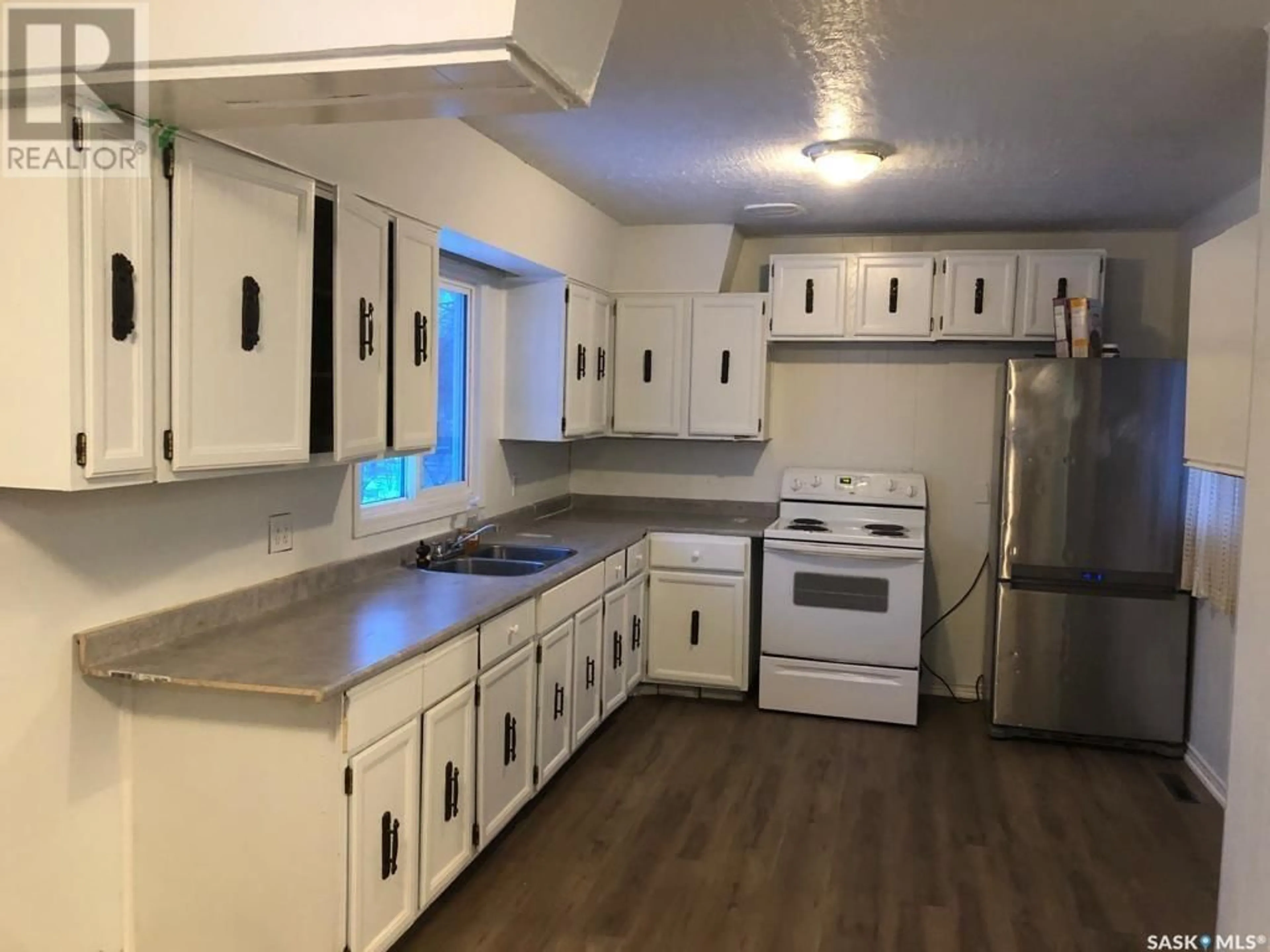 Kitchen with laundary machines, unknown for 128 S AVENUE S, Saskatoon Saskatchewan S7M2Z6