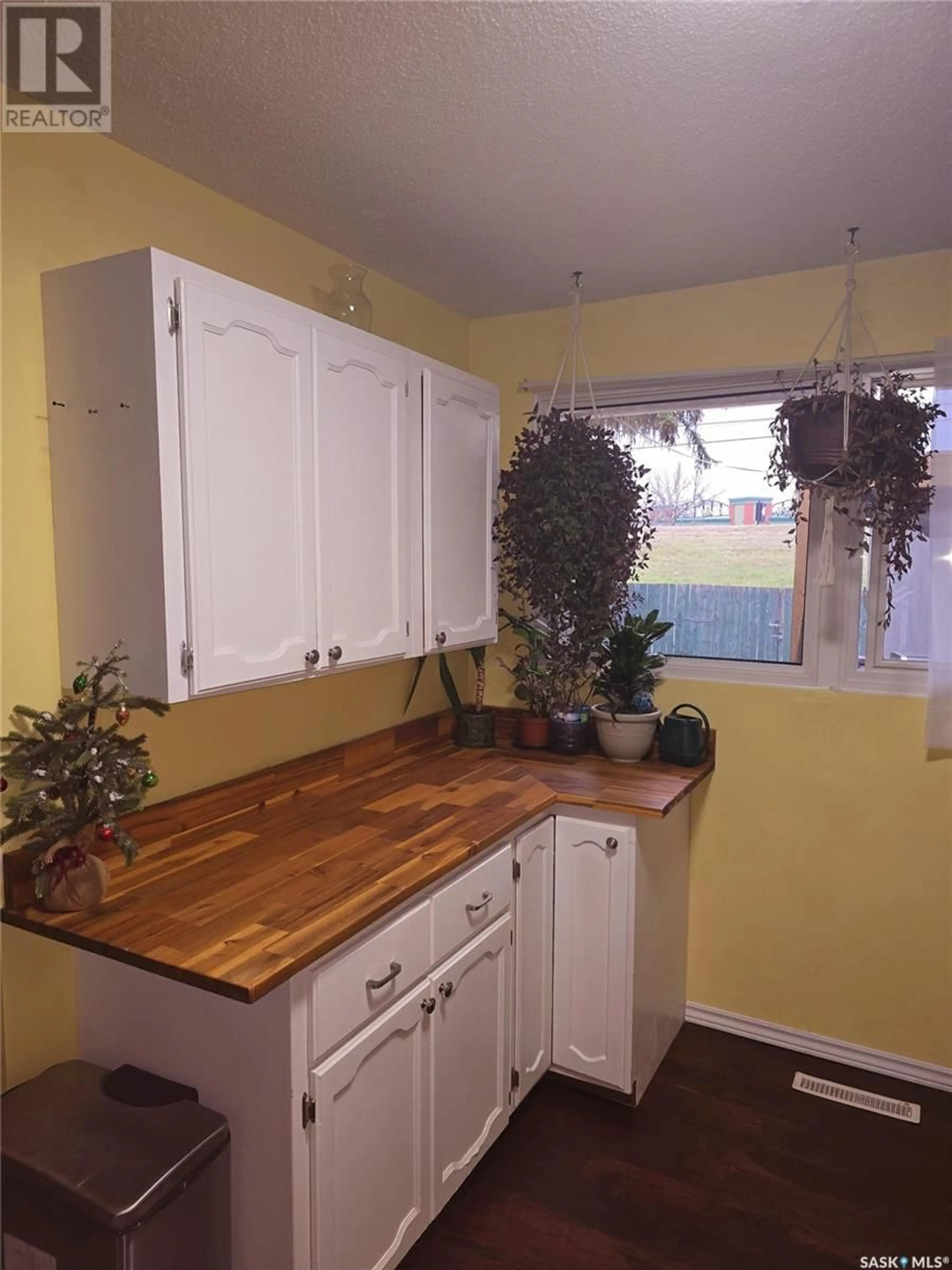 Standard kitchen, unknown for 30 LINDSAY DRIVE, Saskatoon Saskatchewan S7H3E1