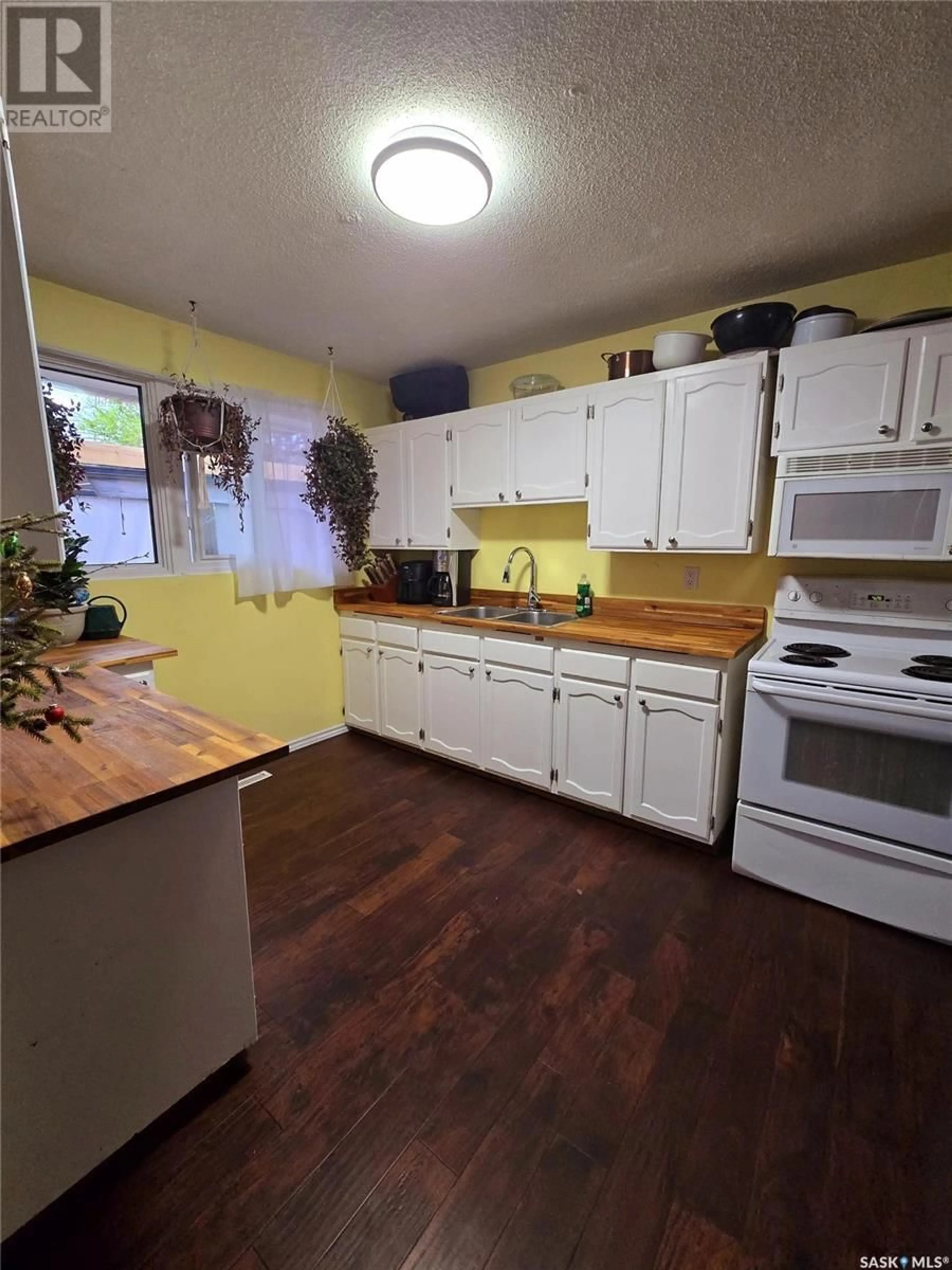 Standard kitchen, unknown for 30 LINDSAY DRIVE, Saskatoon Saskatchewan S7H3E1