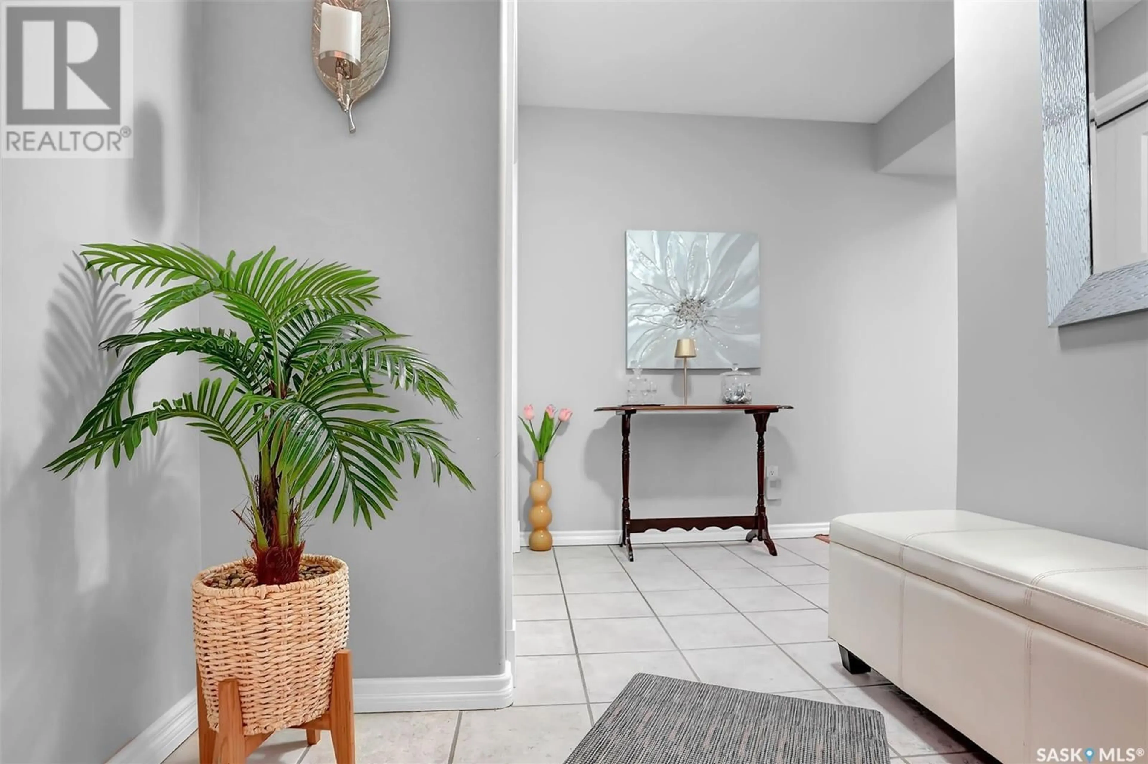 Indoor entryway for 202 - 3101 RENFREW CRESCENT, Regina Saskatchewan S4V3B6