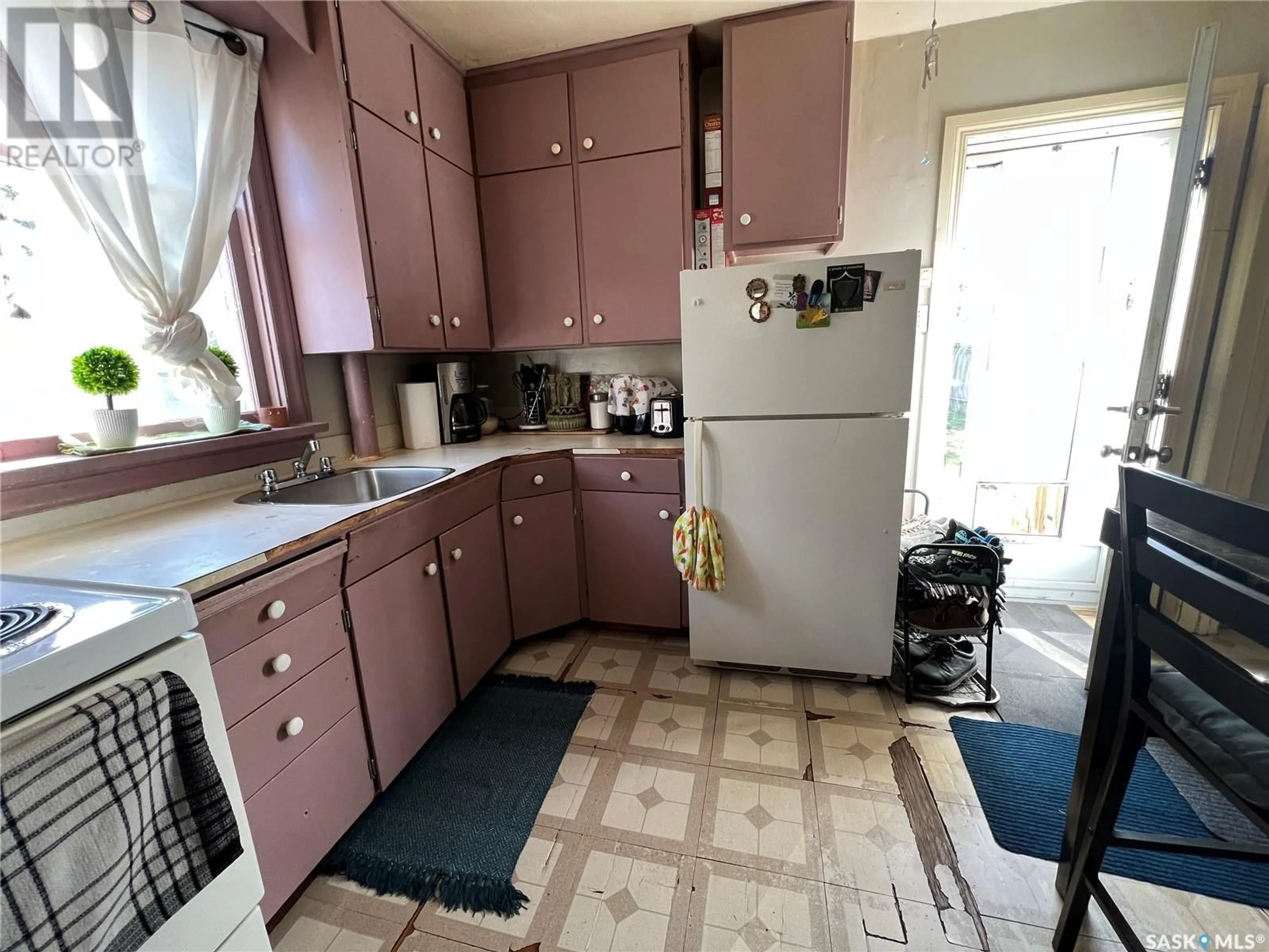 Standard kitchen, unknown for 351 R AVENUE S, Saskatoon Saskatchewan S7M2Z2
