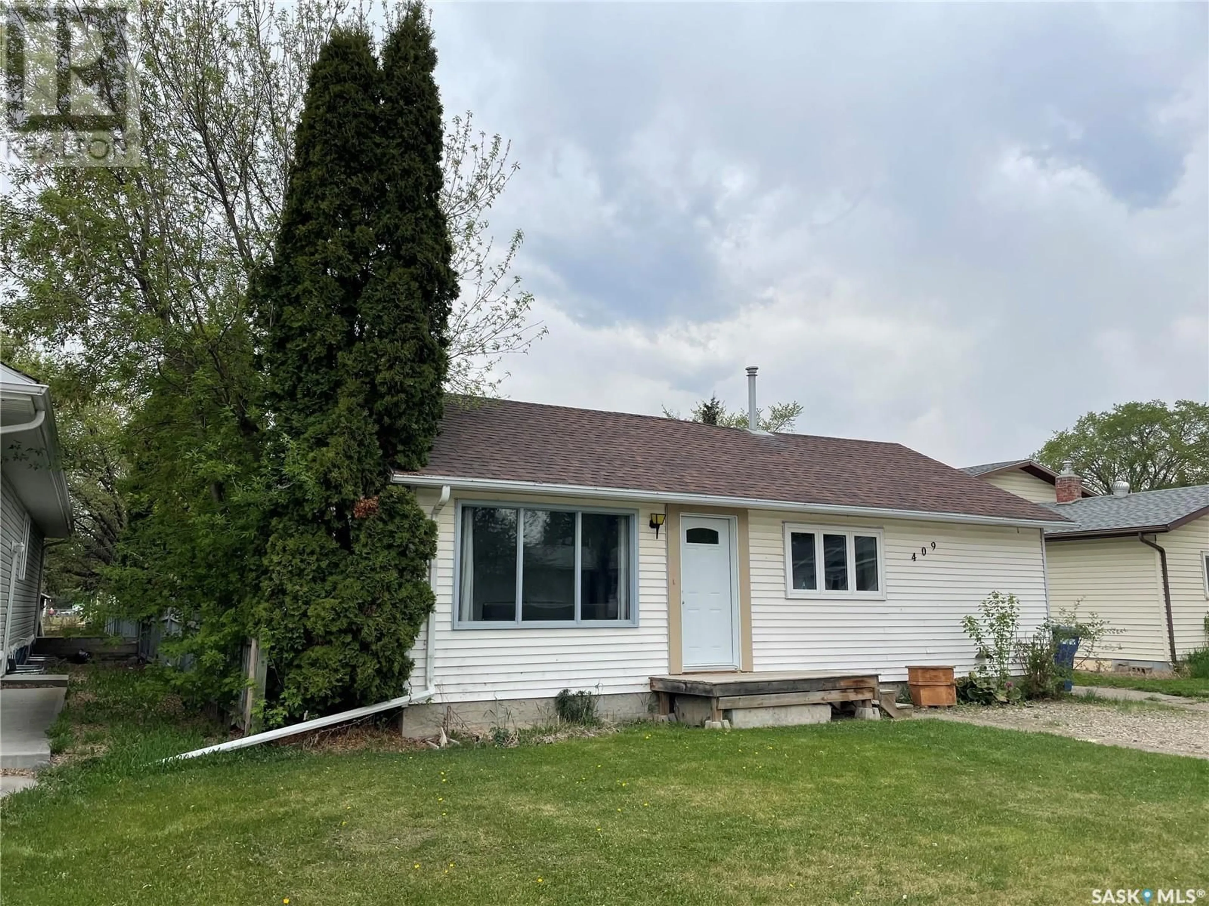 Home with vinyl exterior material, unknown for 409 4TH STREET, Meadow Lake Saskatchewan S9X1Y4