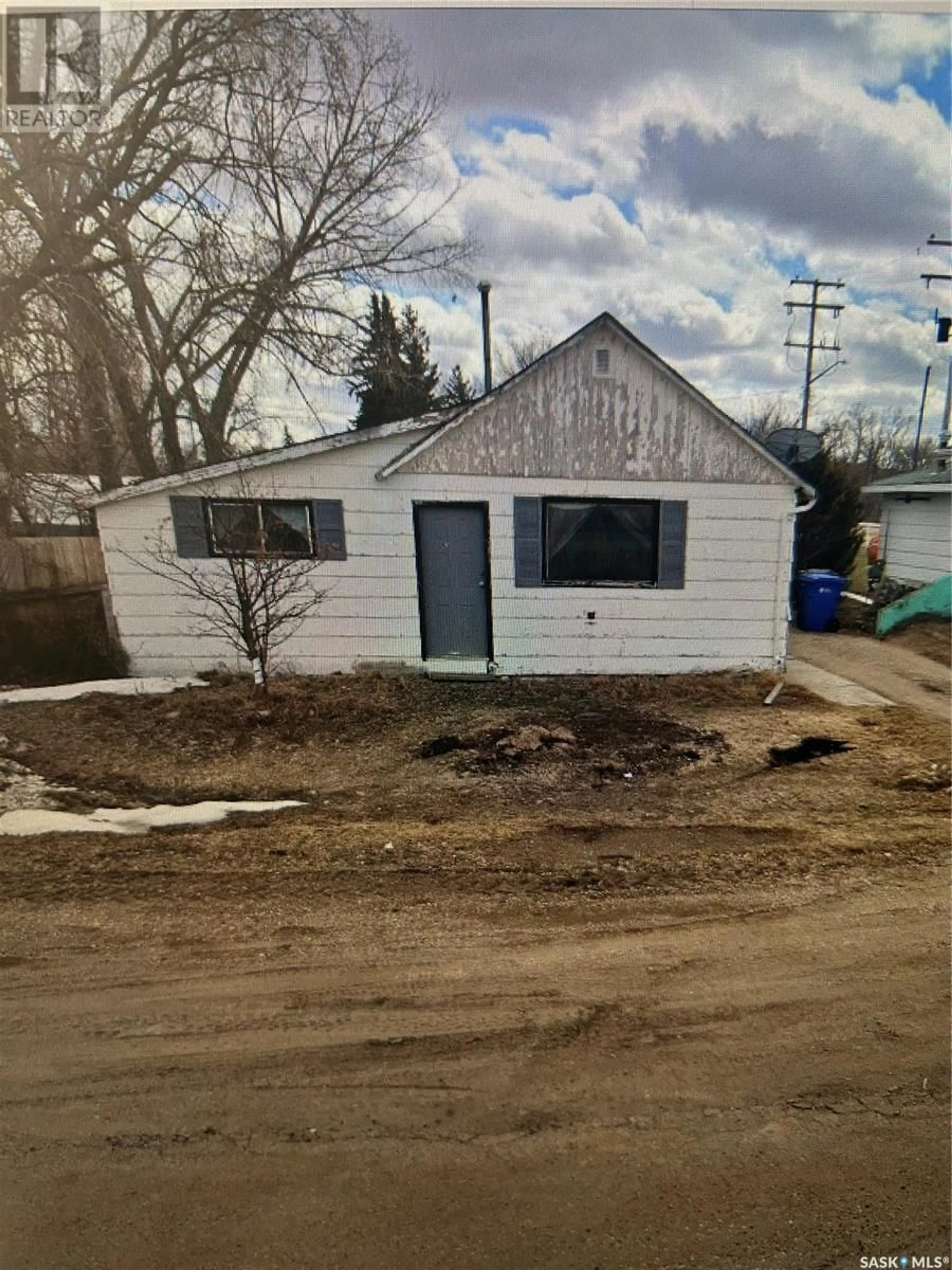 Home with vinyl exterior material, street for 517 RAILWAY AVENUE, Earl Grey Saskatchewan S0G1J0