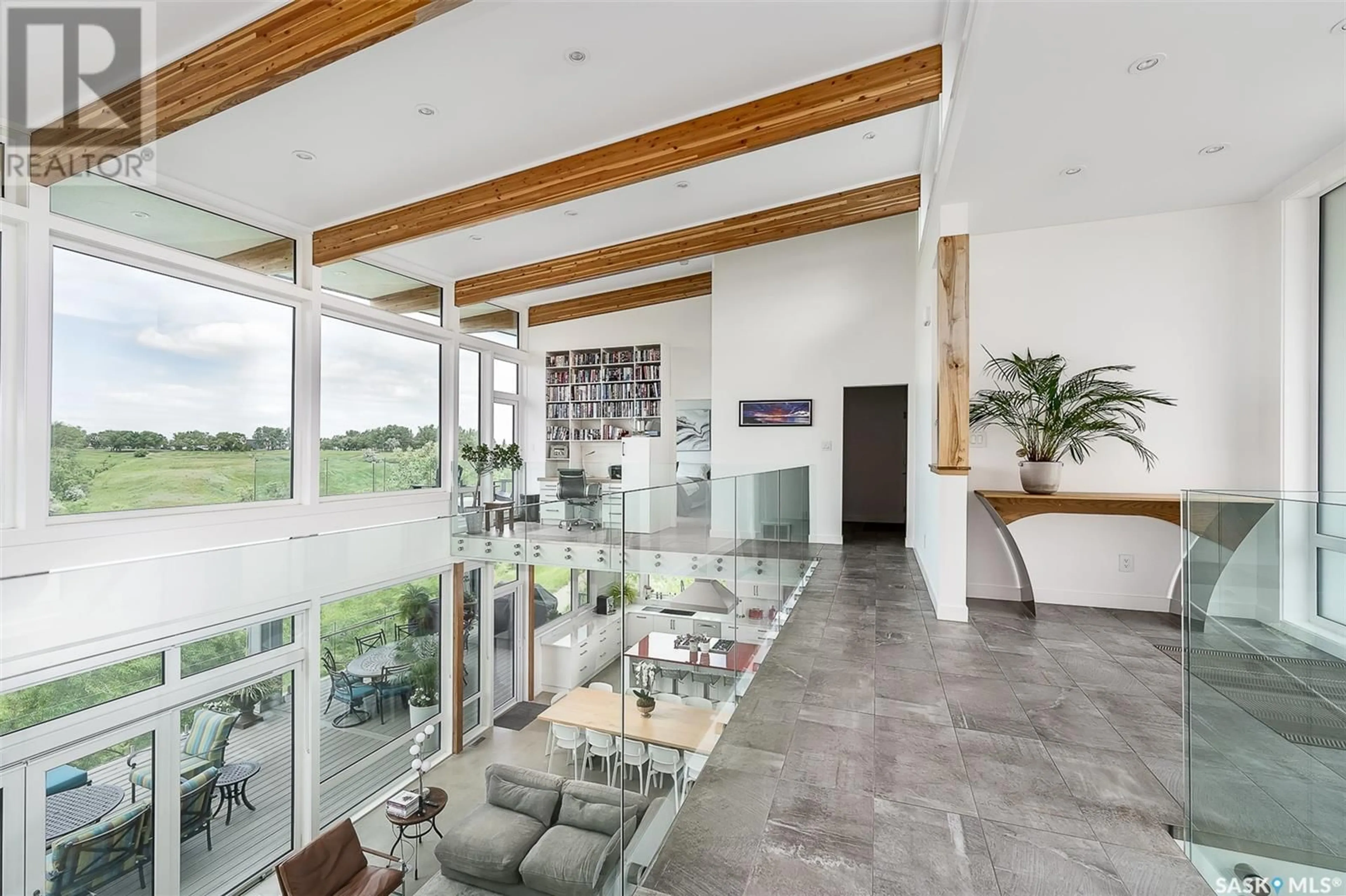 Indoor foyer for 21 COPPER RIDGE WAY, Moose Jaw Saskatchewan S6H4R1