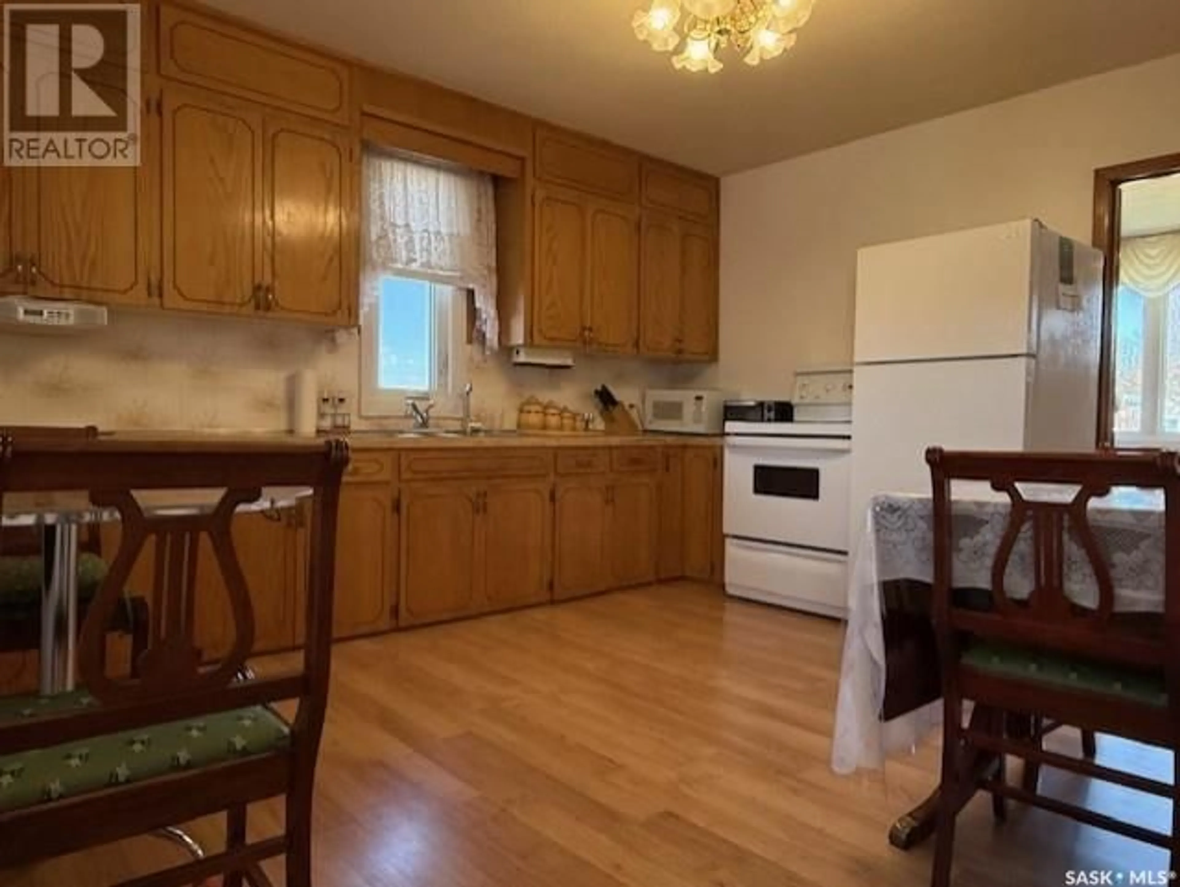 Standard kitchen, wood/laminate floor for 575 6TH AVENUE, Melville Saskatchewan S0A2P0