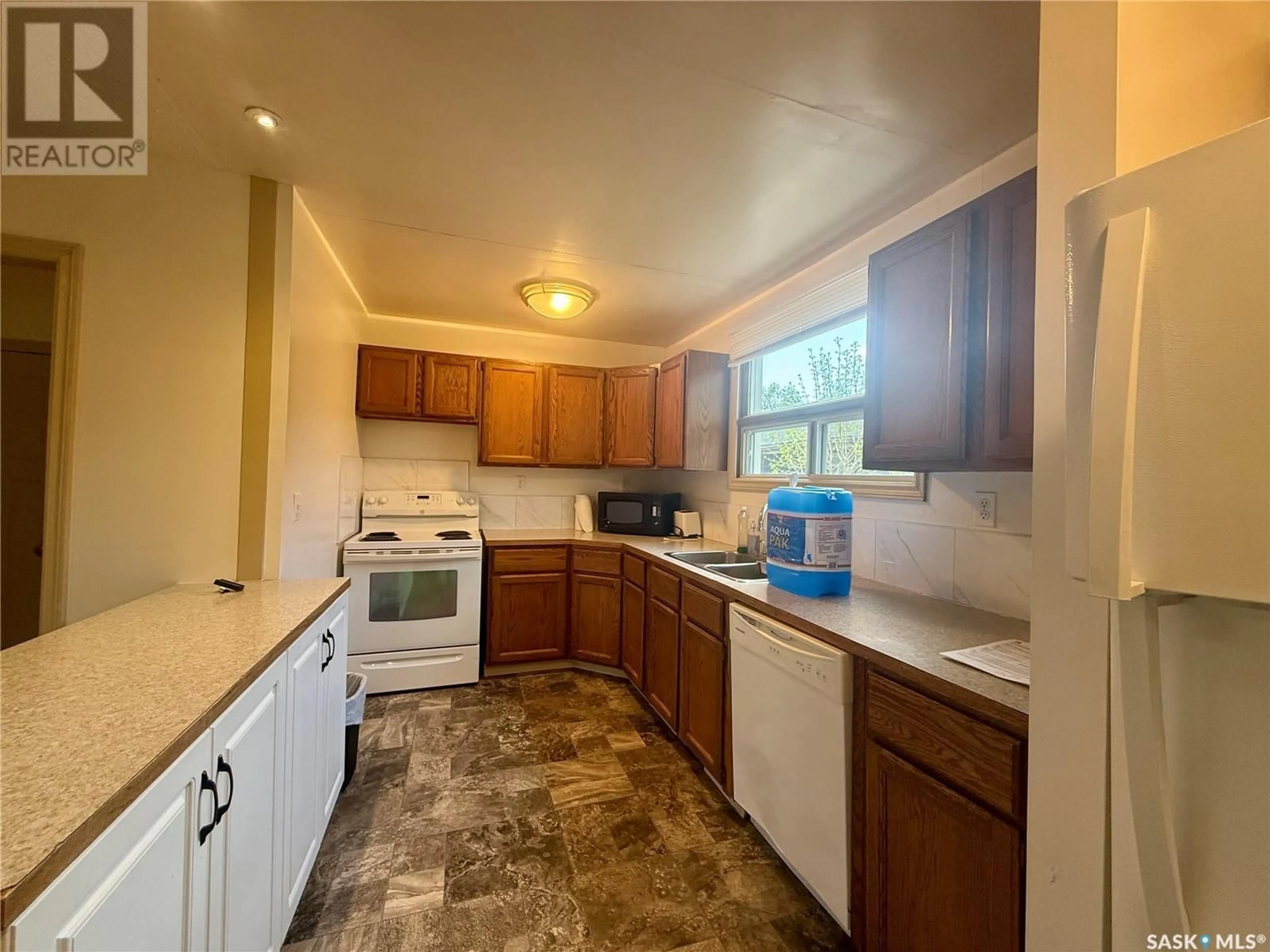 Standard kitchen, unknown for 17 MERRITT CRESCENT, Regina Saskatchewan S4T5X9