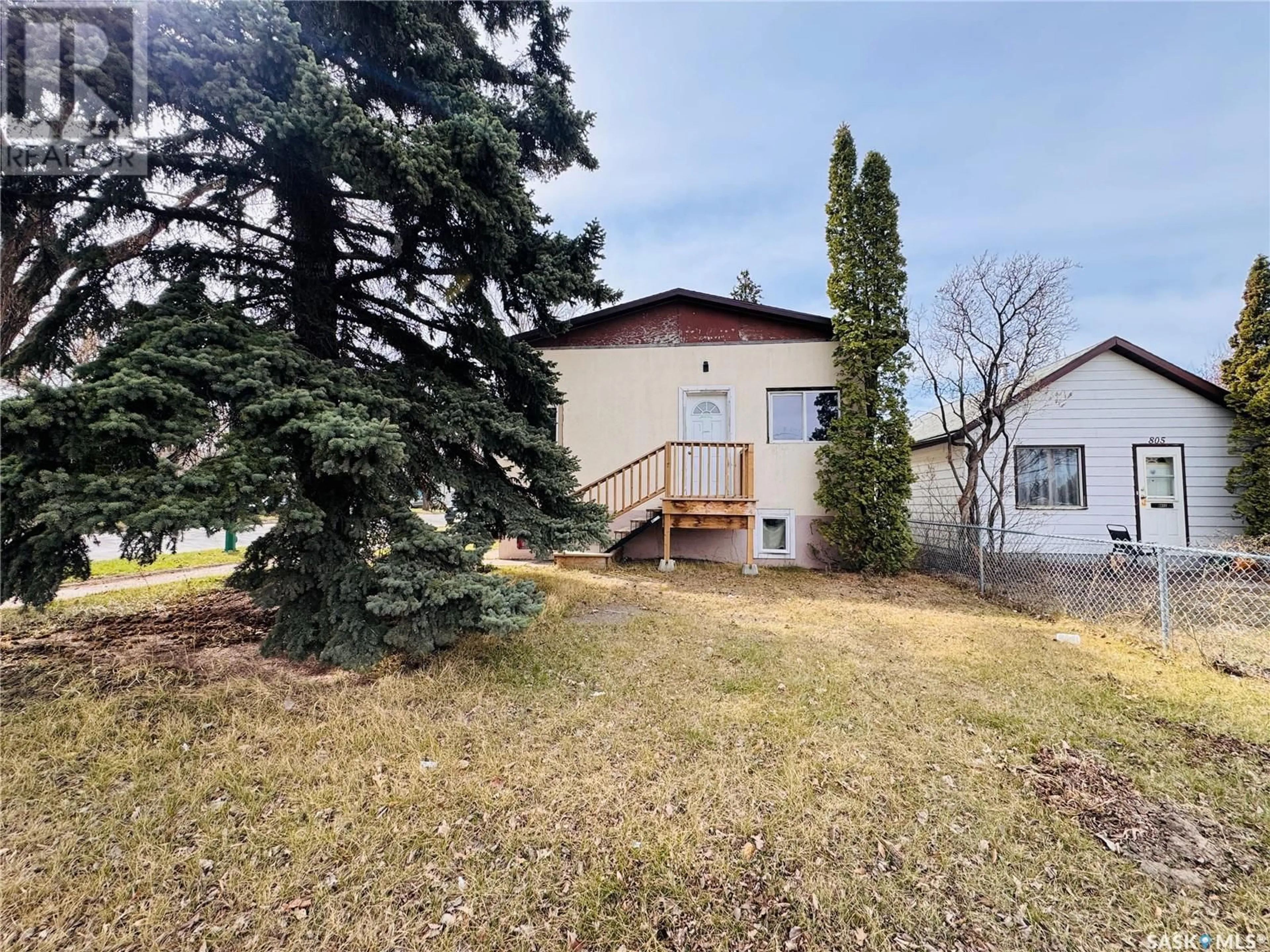 A pic from outside/outdoor area/front of a property/back of a property/a pic from drone, building for 801 33RD STREET, Saskatoon Saskatchewan S7L0W5