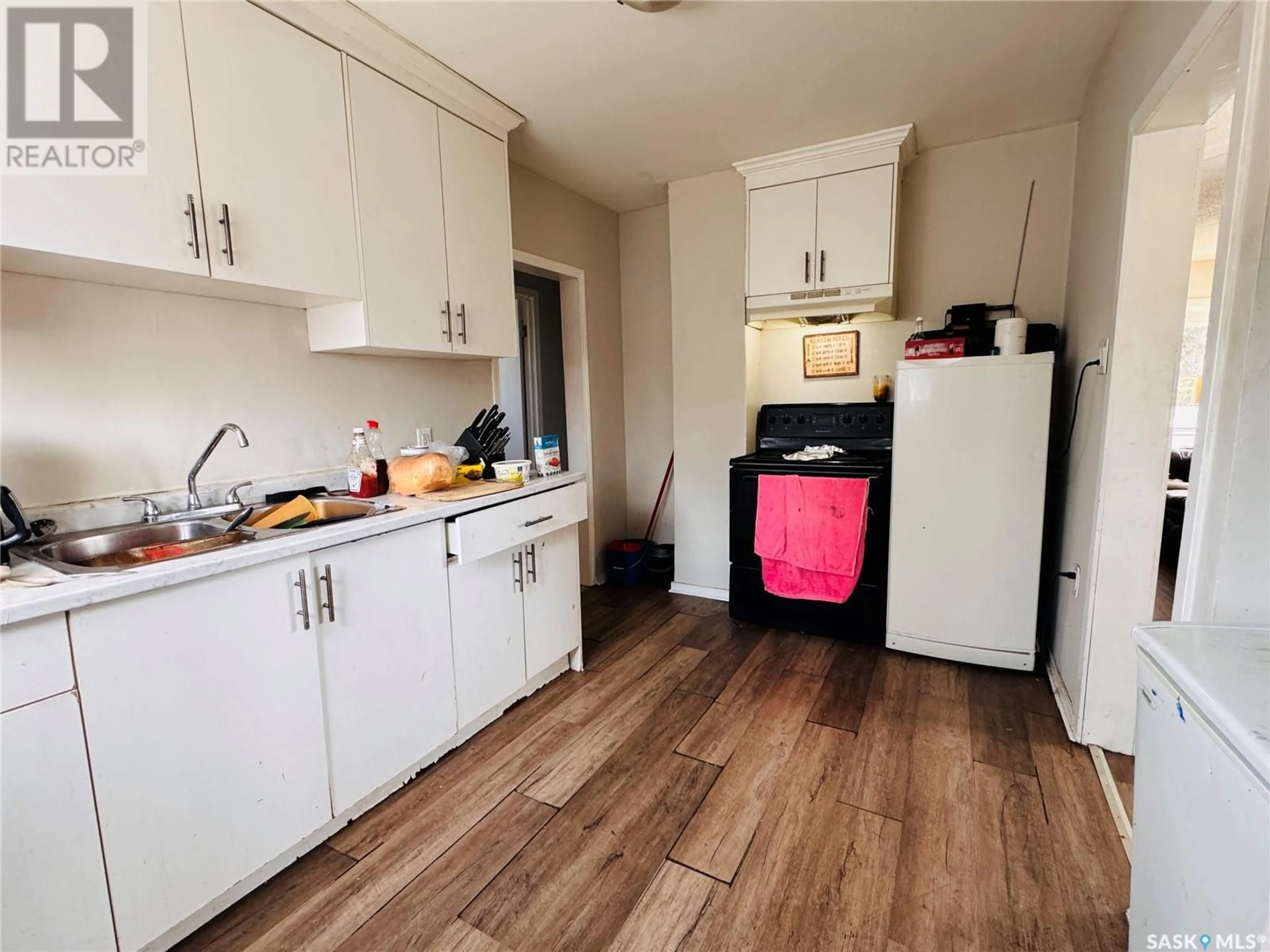 Standard kitchen, wood/laminate floor for 801 33RD STREET, Saskatoon Saskatchewan S7L0W5