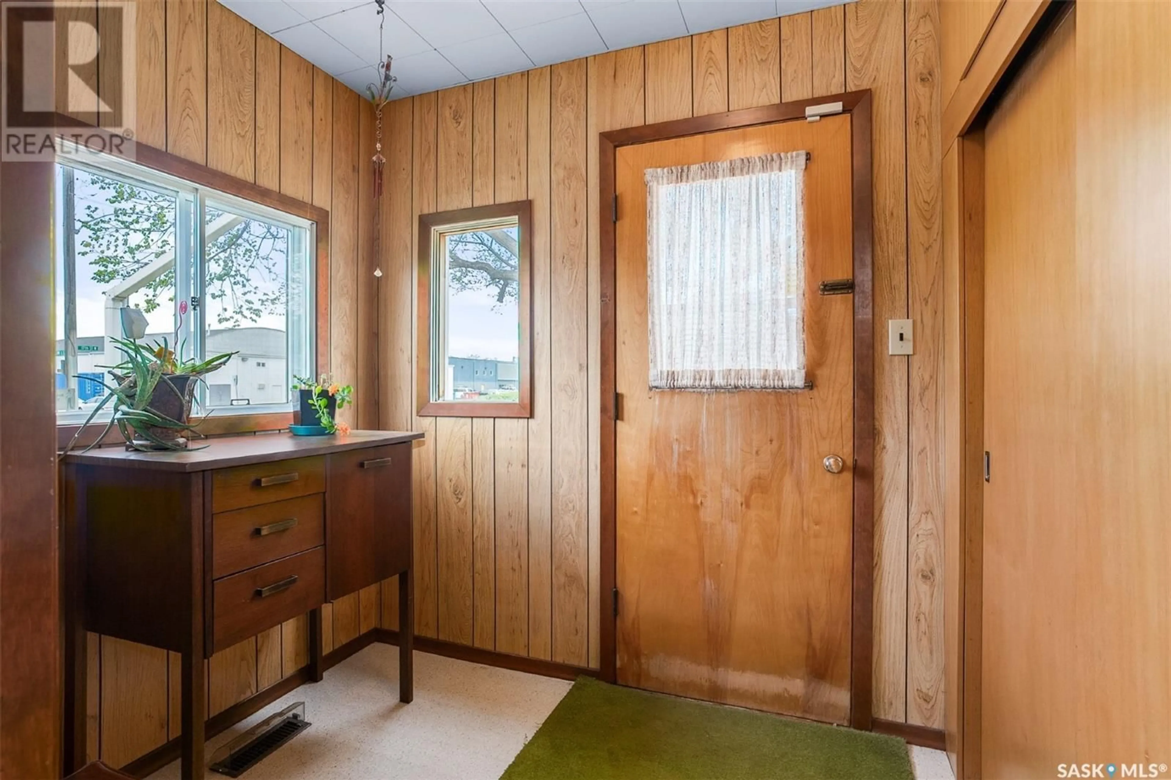 Indoor entryway for 603 L AVENUE, Saskatoon Saskatchewan S7M2H6
