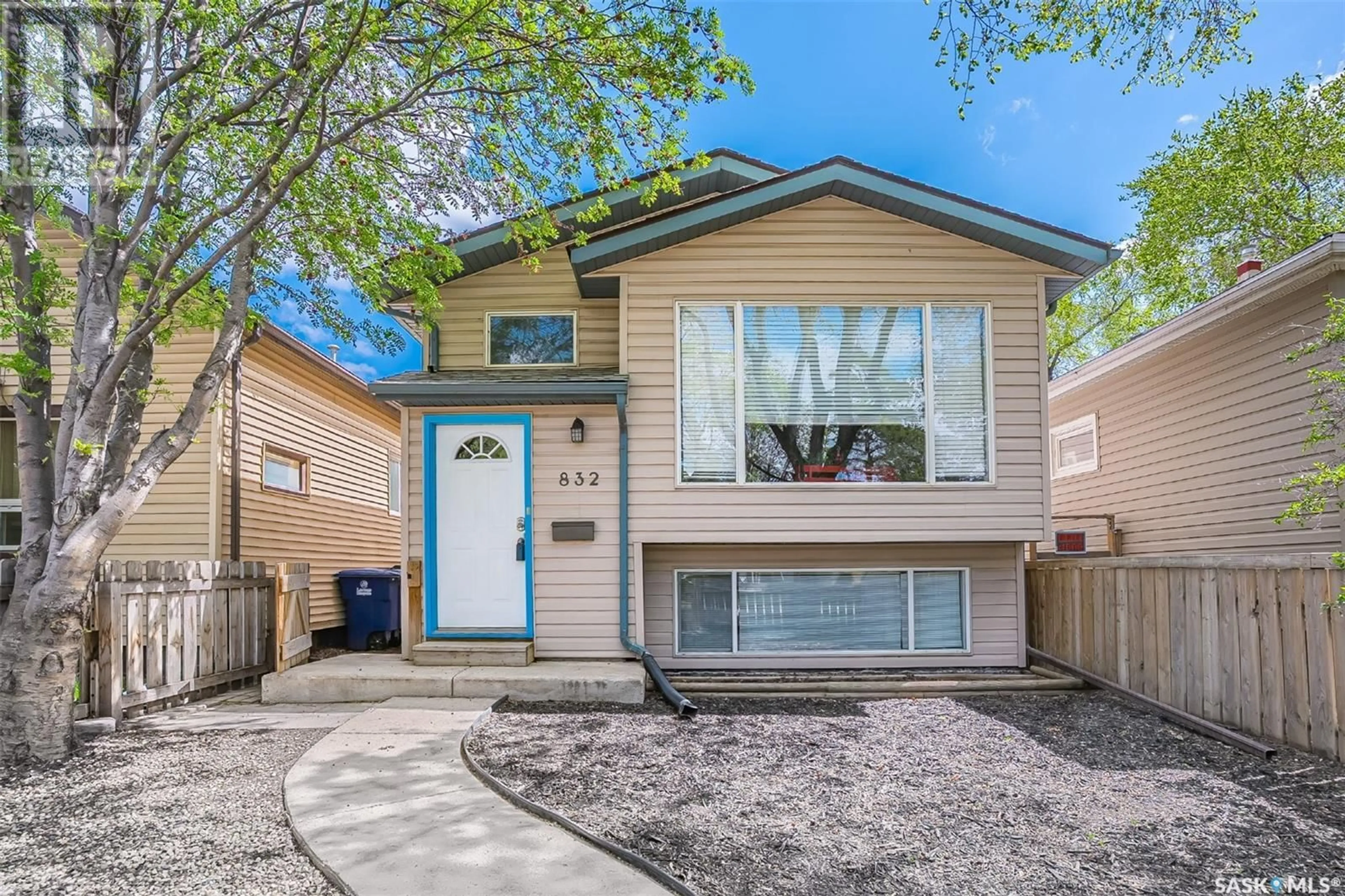 Home with vinyl exterior material, street for 832 H AVENUE, Saskatoon Saskatchewan S7L2C2