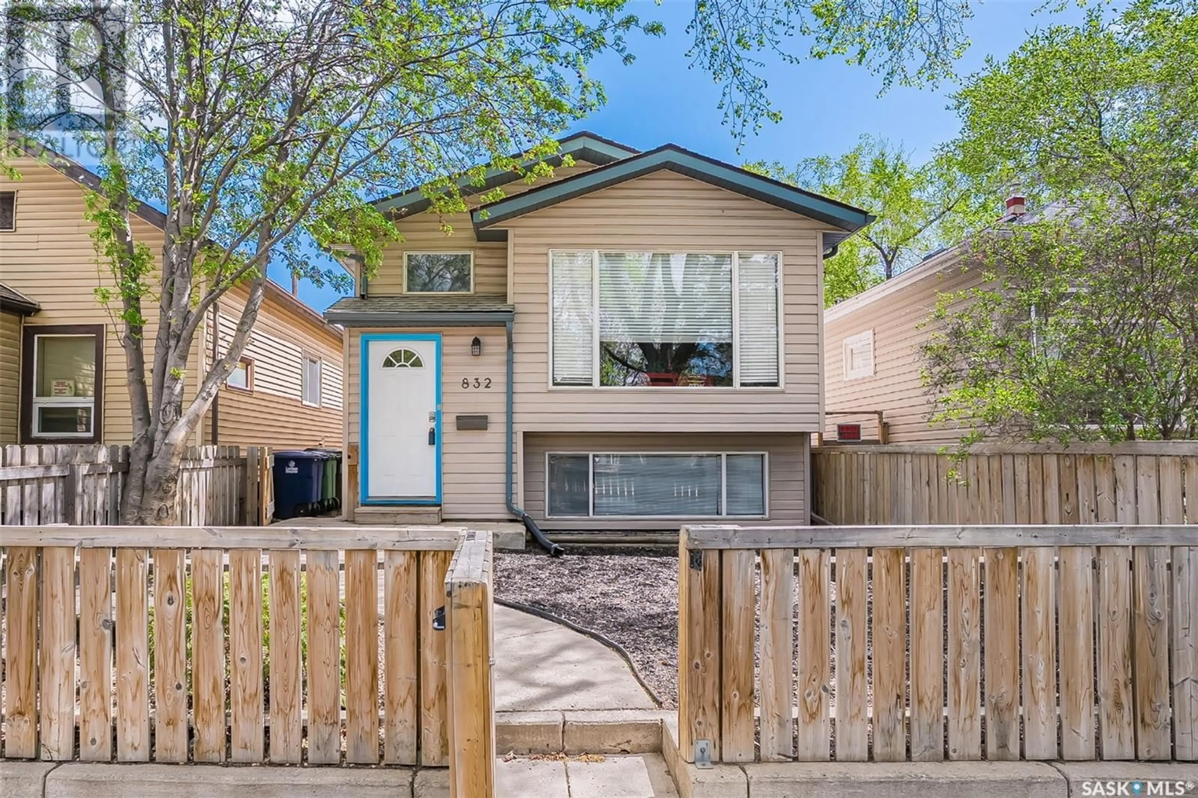 Home with vinyl exterior material, street for 832 H AVENUE, Saskatoon Saskatchewan S7L2C2
