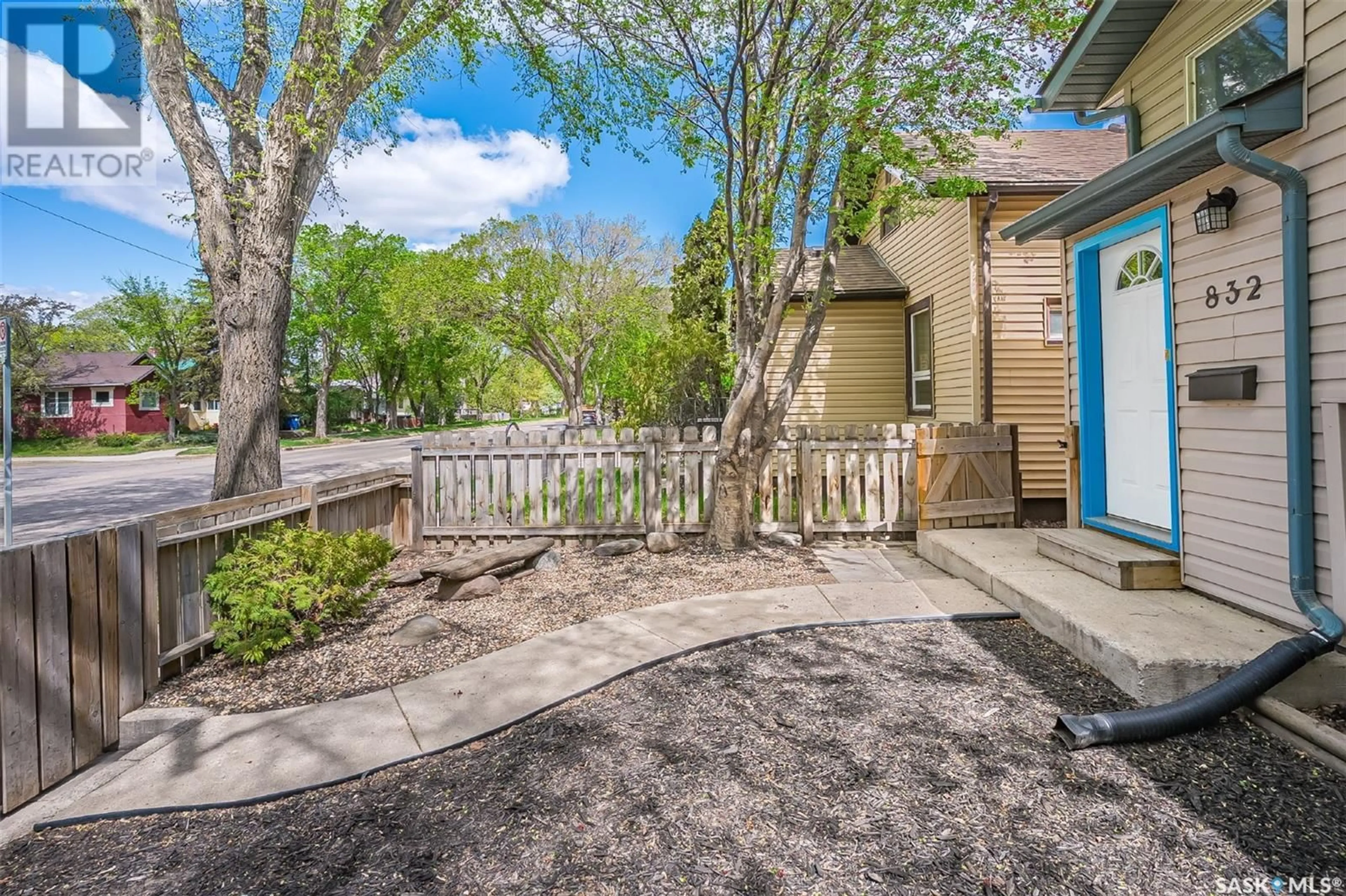 Patio, street for 832 H AVENUE, Saskatoon Saskatchewan S7L2C2