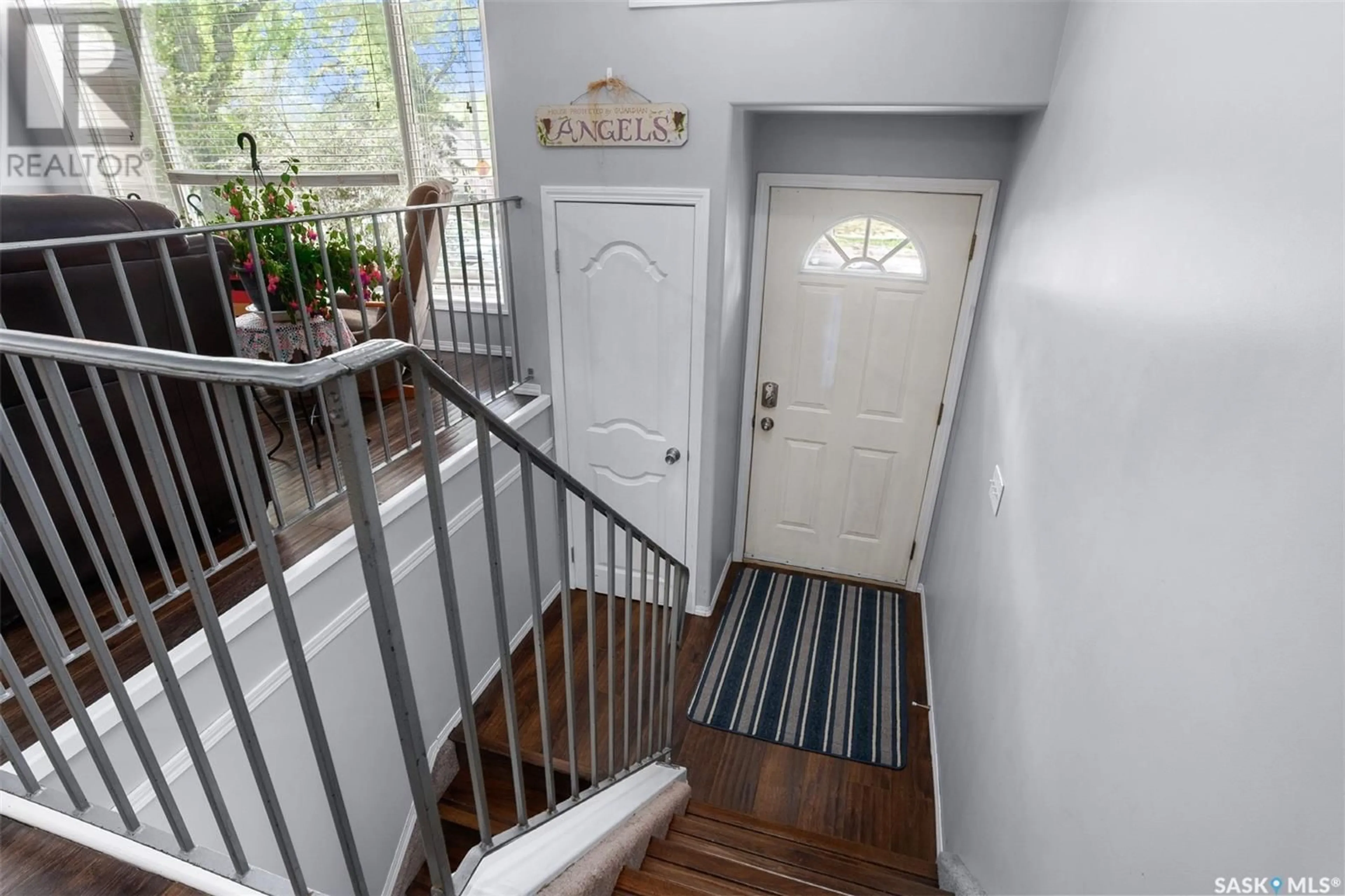 Indoor entryway for 832 H AVENUE, Saskatoon Saskatchewan S7L2C2