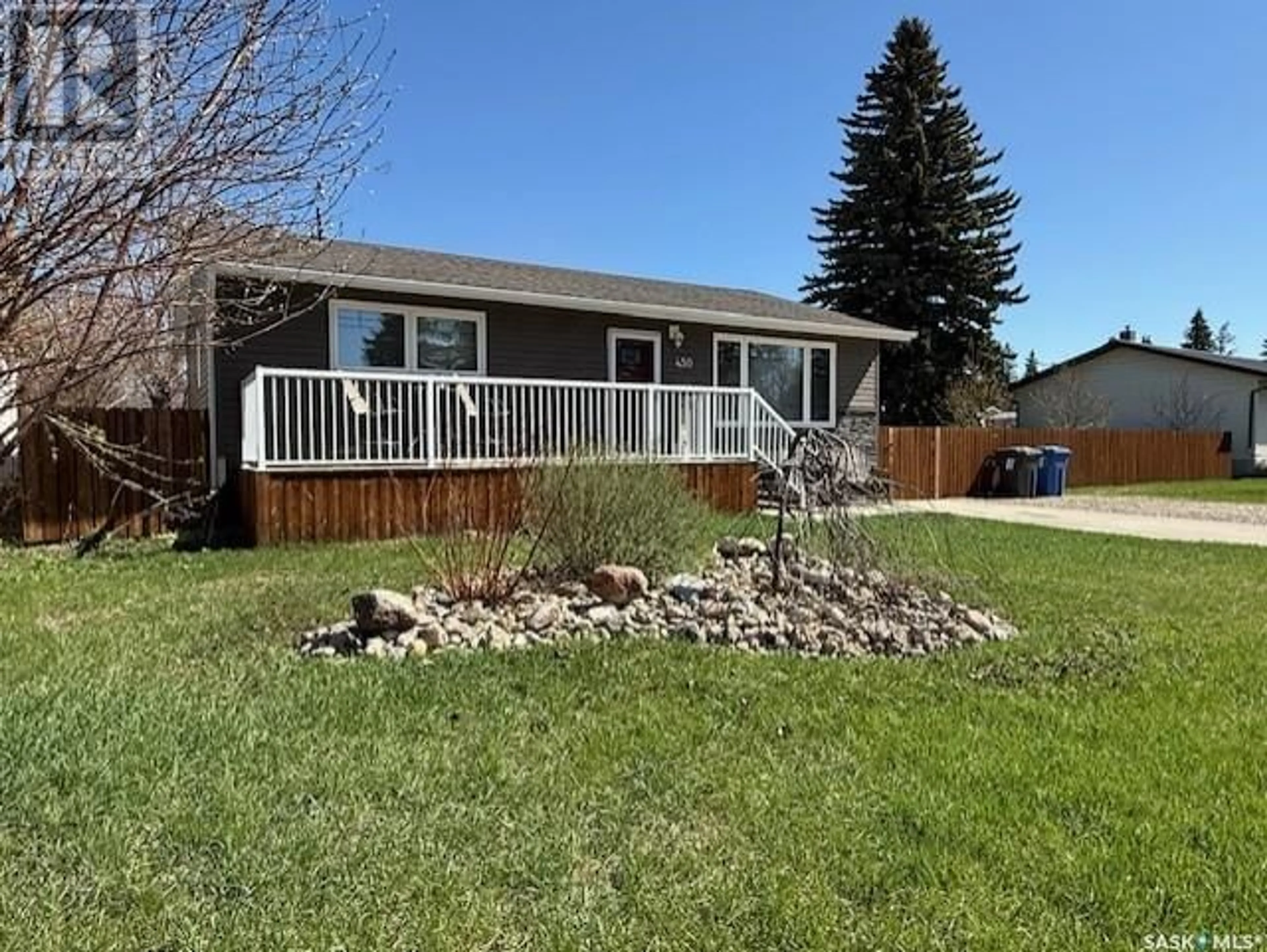 Home with vinyl exterior material, unknown for 450 5TH AVENUE, Melville Saskatchewan S0A2P0