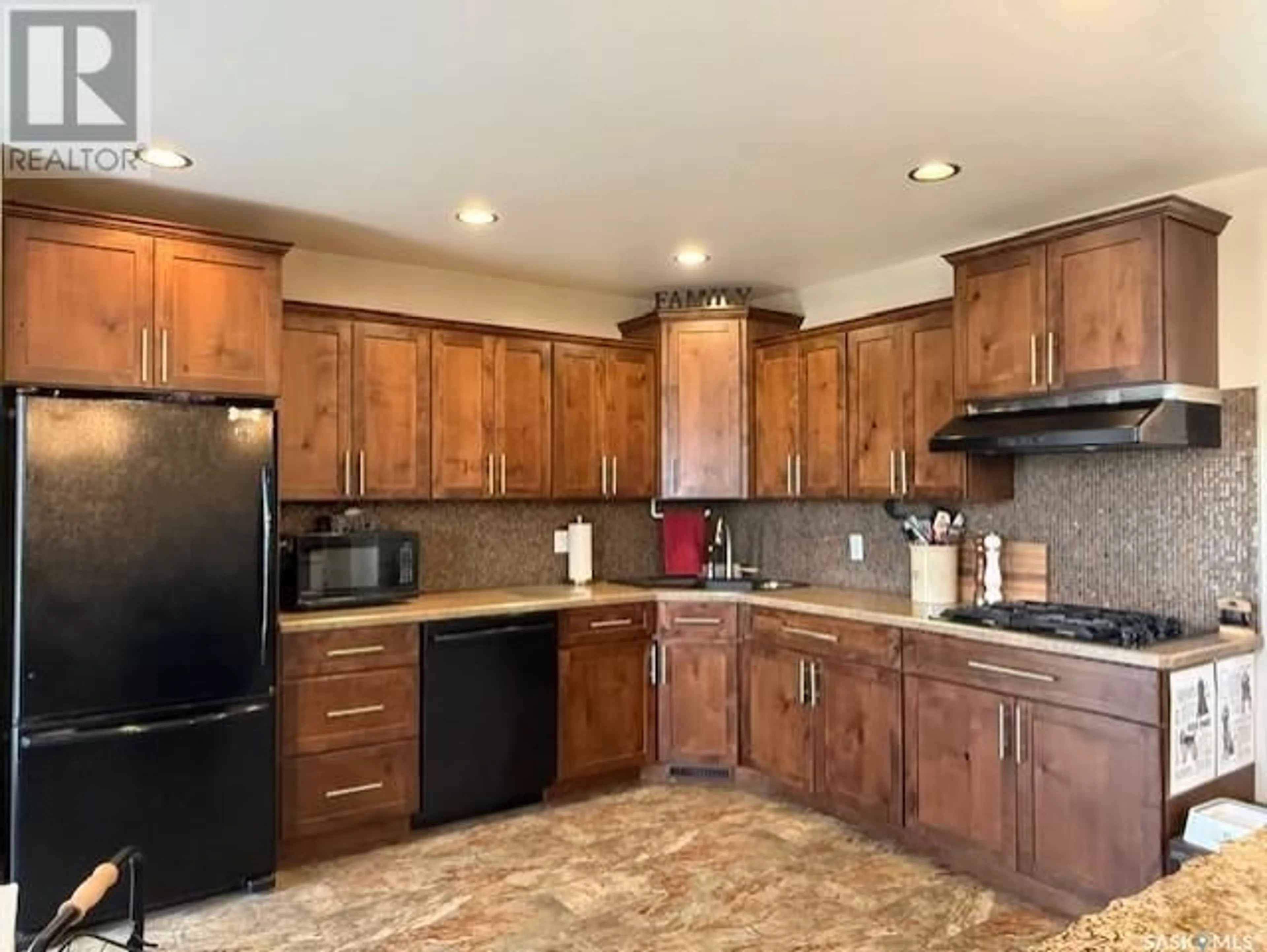 Standard kitchen, unknown for 450 5TH AVENUE, Melville Saskatchewan S0A2P0