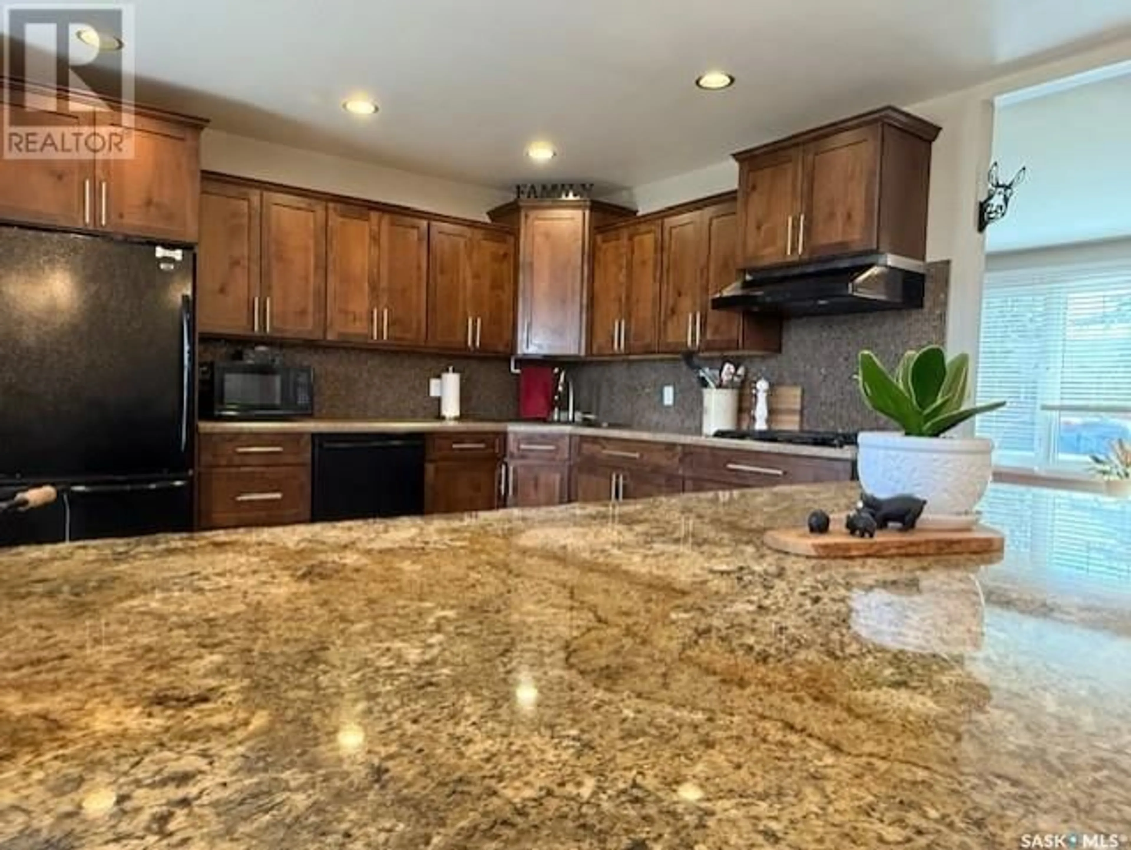 Open concept kitchen, ceramic/tile floor for 450 5TH AVENUE, Melville Saskatchewan S0A2P0