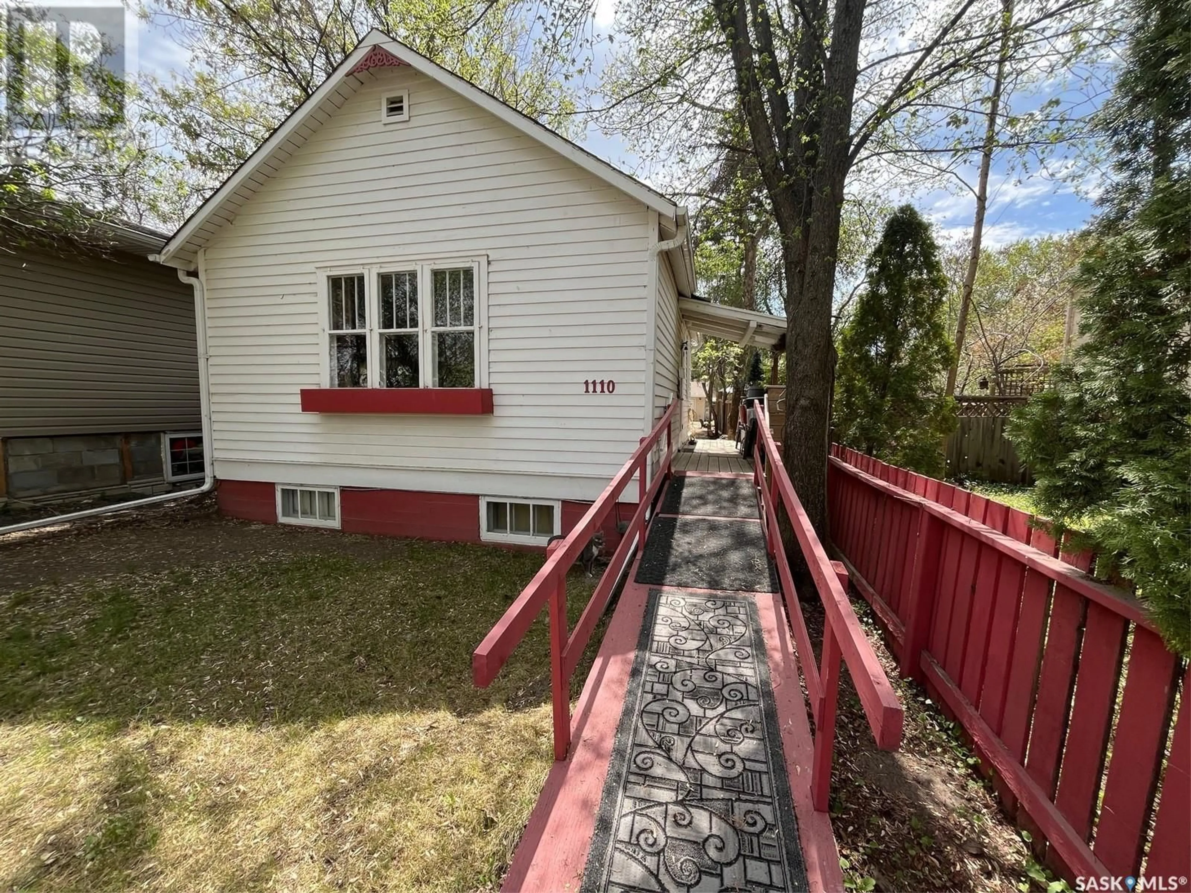 A pic from outside/outdoor area/front of a property/back of a property/a pic from drone, street for 1110 12TH STREET, Saskatoon Saskatchewan S7H0E2