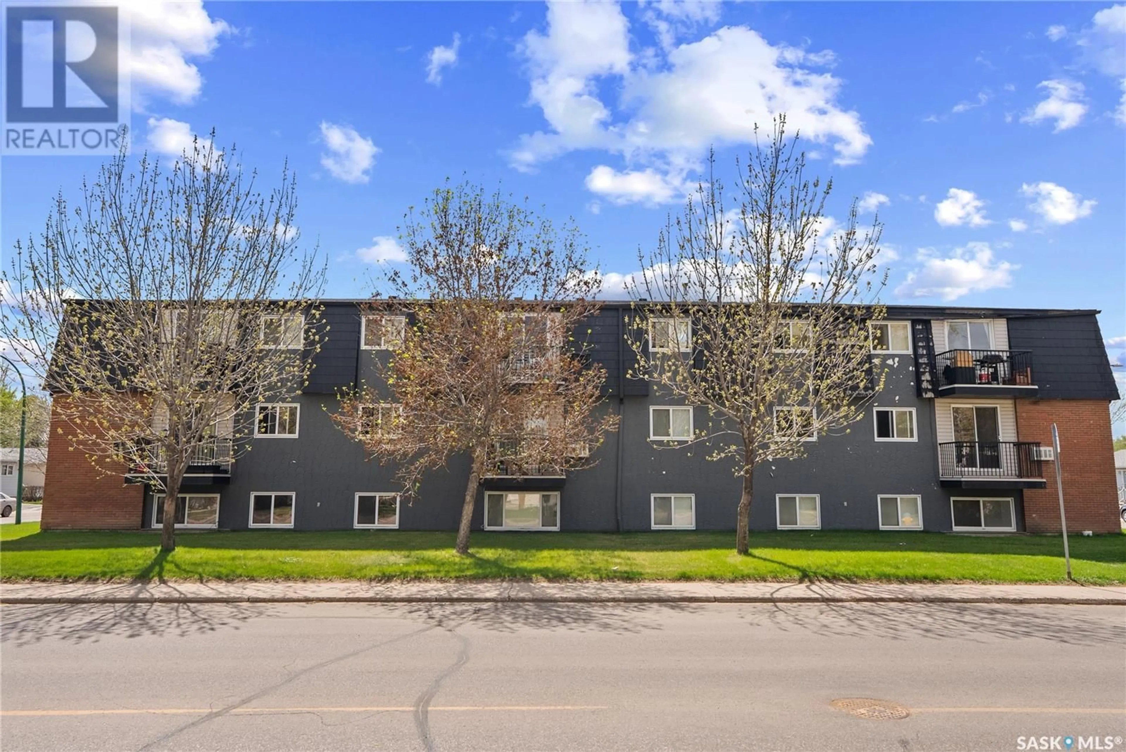 Patio, building for 14 115 ACADIA DRIVE, Saskatoon Saskatchewan S7H4T8