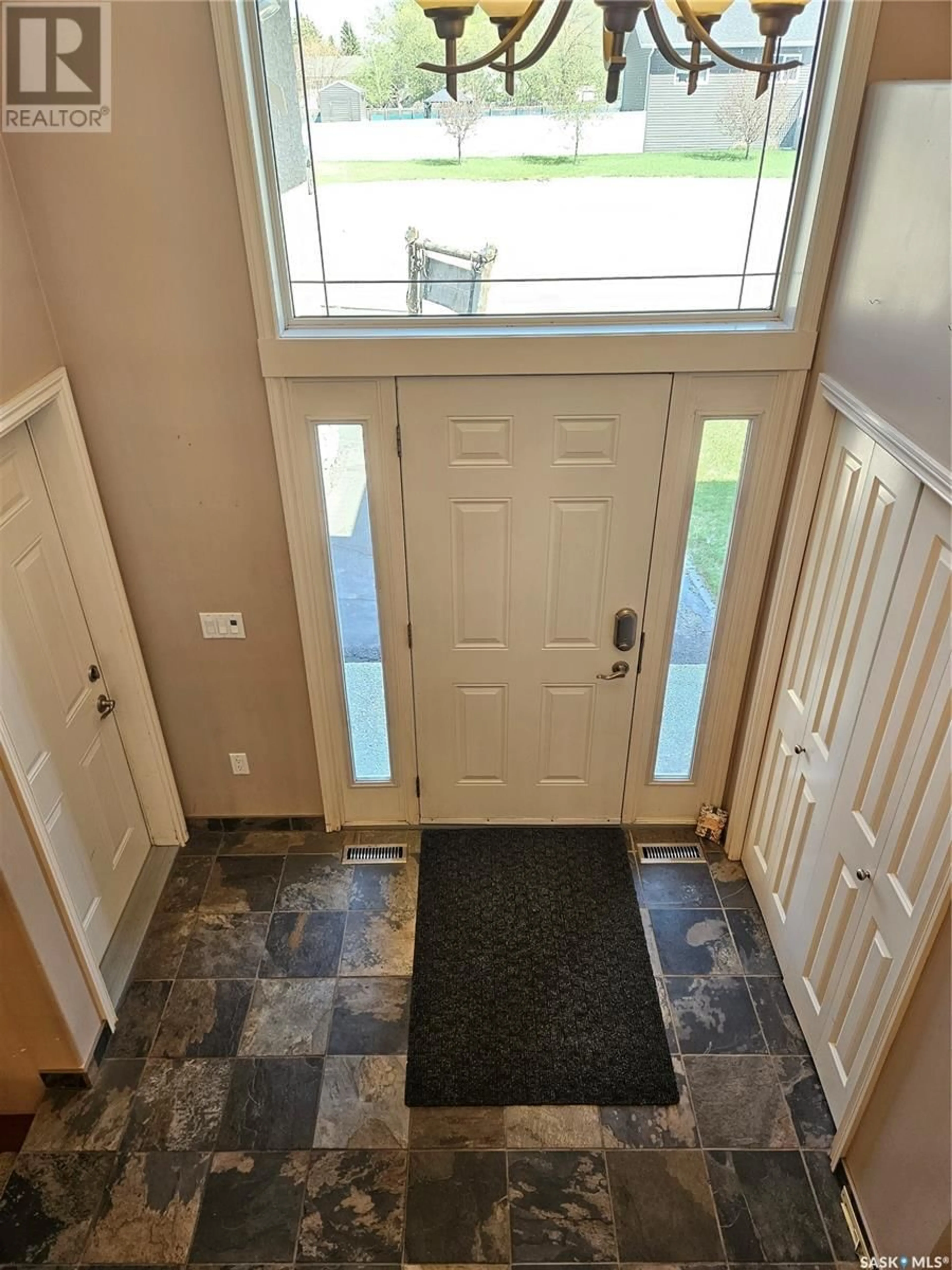 Indoor entryway for 5 CENTENNIAL PLACE, Carlyle Saskatchewan S0C0R0